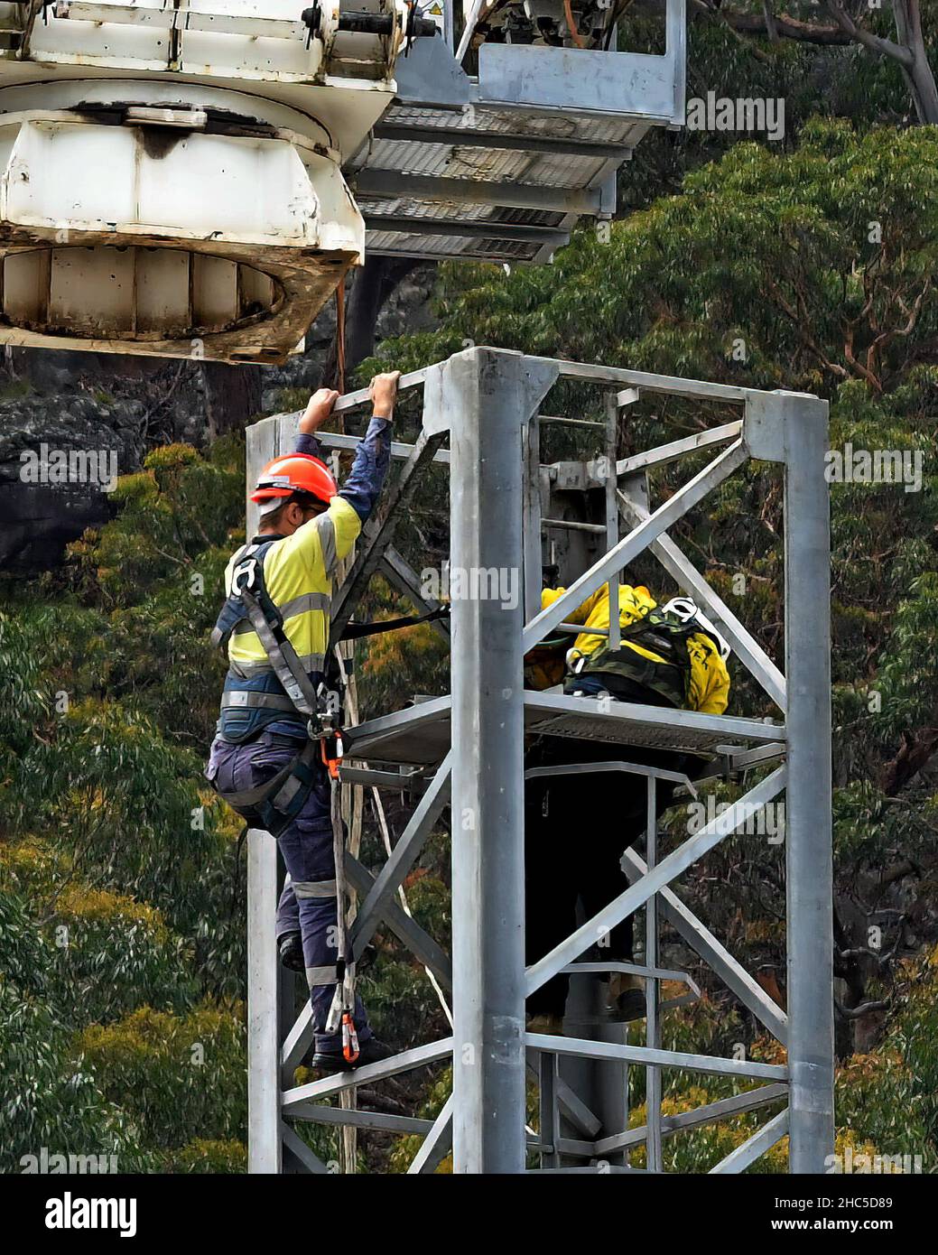 10:45 Uhr 7. Dezember 2021: Gosford, NSW, Australien. Arbeiter, die den Turmdrehkrane vor Ort demontieren (den Drehtisch entfernen), um 56 Uhr auf dem Sozialwohnungsgelände Stockfoto