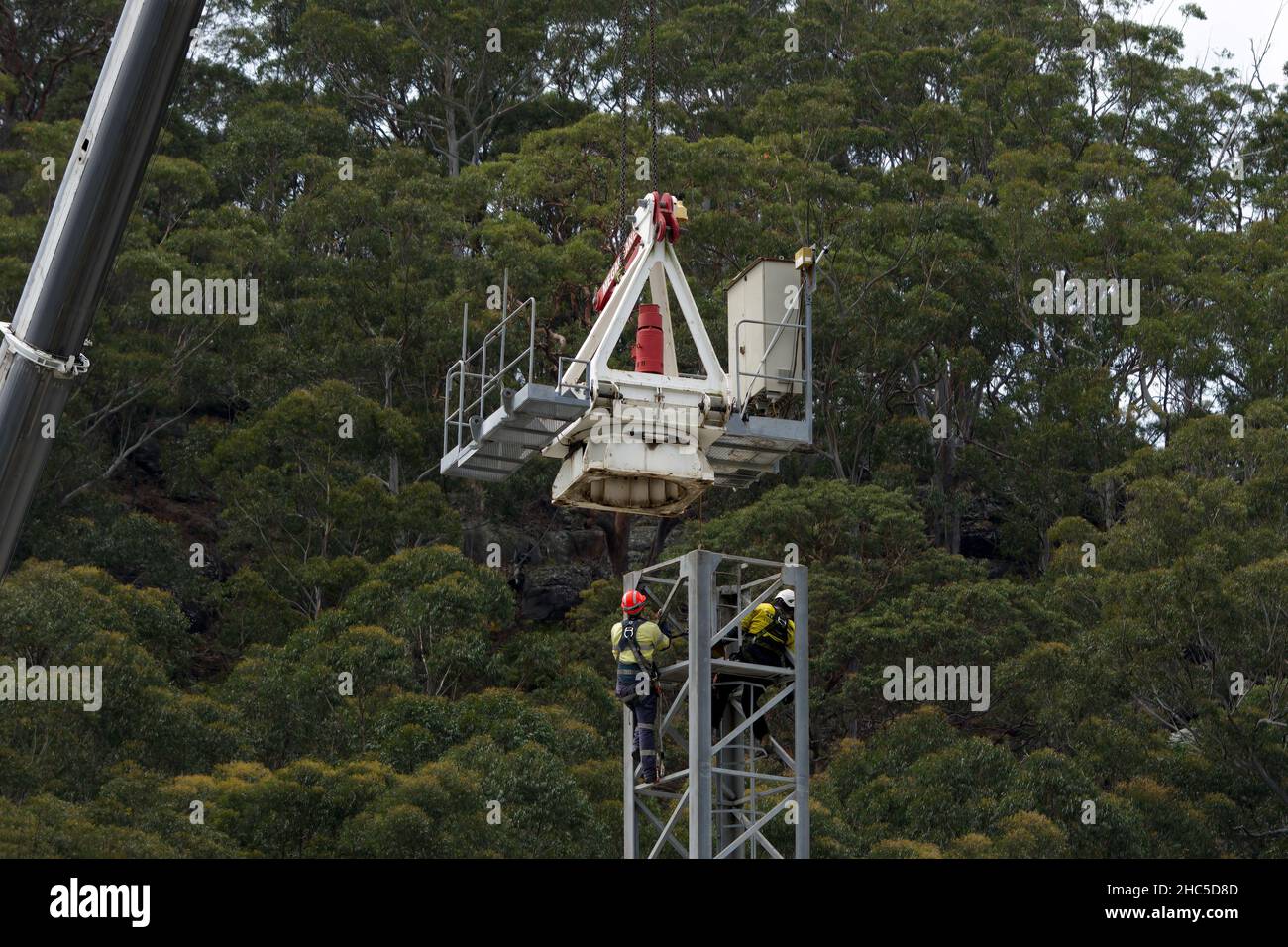 10:45 Uhr 7. Dezember 2021: Gosford, NSW, Australien. Arbeiter, die den Turmdrehkrane vor Ort demontieren (den Drehtisch entfernen), um 56 Uhr auf dem Sozialwohnungsgelände Stockfoto