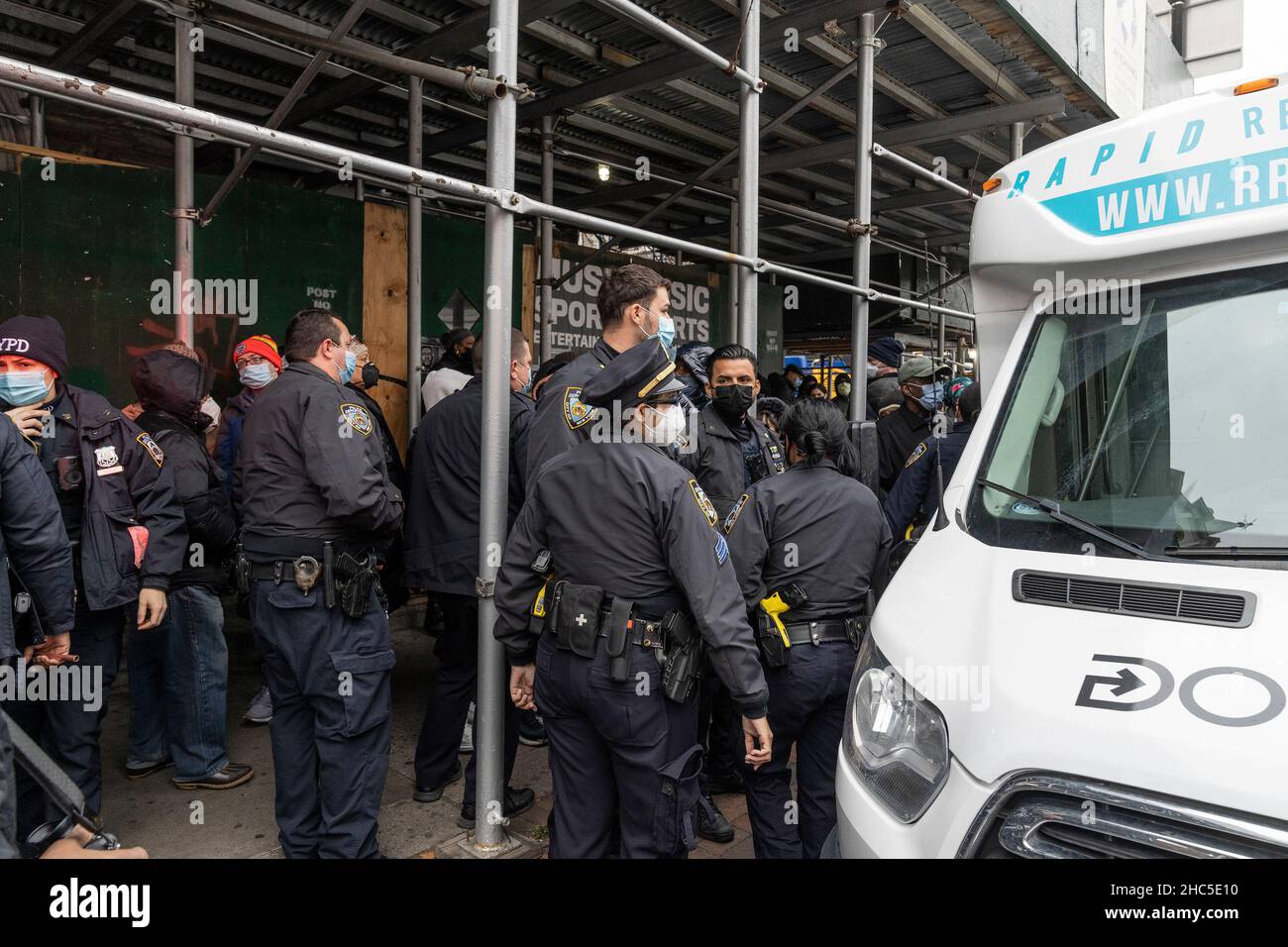 Die New Yorker kämpfen sich, um kostenlose COVID-19-Testkits zu erhalten, die die Stadt angesichts der steigenden Positivität in den letzten Wochen an einer Ecke der Church Avenue und der Flatbush Avenue in Brooklyn, New York, am 24. Dezember 2021 verteilt hat. Die Stadt gab am 24. Dezember 2021 die Verteilung von 2.000 Kits in jedem der fünf Bezirke bekannt. Riesige Menschenschnur versammelten sich um den Verteilungsplatz für mehr als 5 Blocks in Brooklyn. Die Verteilung begann später, als es angekündigt wurde, und eine Menge wirbelte um den Van herum, wo Kits verteilt wurden. Schließlich wurden 12 Polizisten gerufen, um die Menschenmenge und den Verteilungsdienst zu kontrollieren Stockfoto