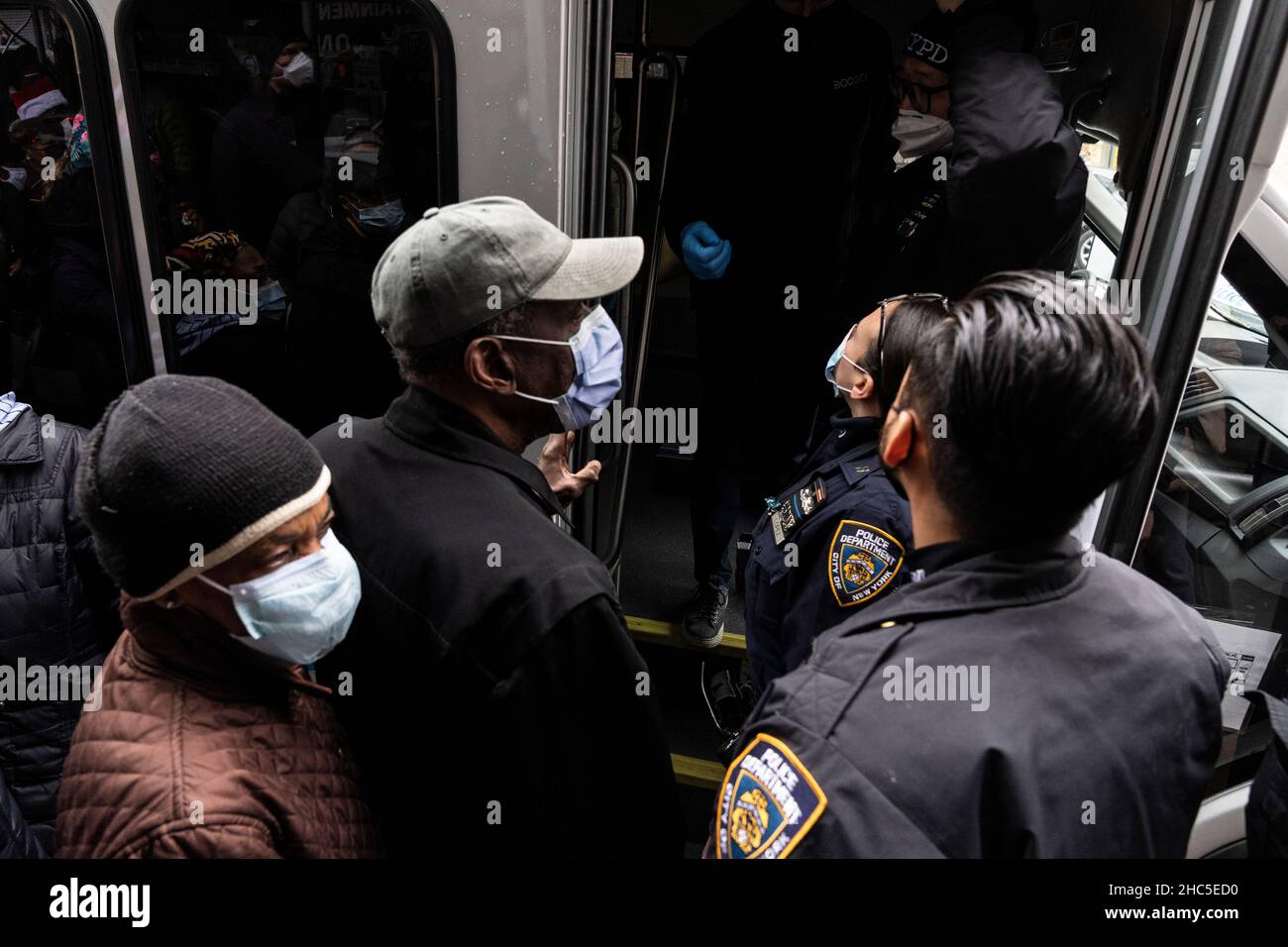 New York, NY - 24. Dezember 2021: Die New Yorker kriechen um kostenlose COVID-19 Testkits, die nach Städten verteilt werden, angesichts der steigenden Positivität in den letzten Wochen an einer Ecke von Church Avenue und Flatbush Avenue Stockfoto