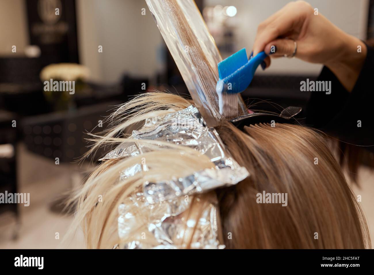Friseur macht Bouffant mit Kamm auf dünnen Strähnen. Shatush Technik für  Haaraufhellung Stockfotografie - Alamy