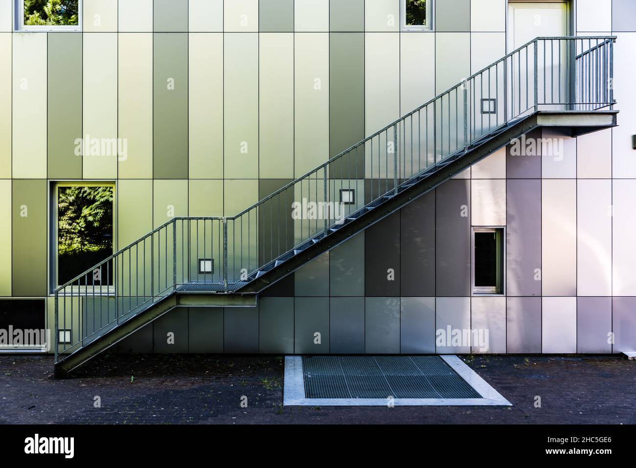 Dilbeek, Flämische Brabant Region, Belgien - 7 2 2021: Abstrakte Farben und Linien aus der Fassade eines Schulgebäudes für zeitgenössische Musik Stockfoto