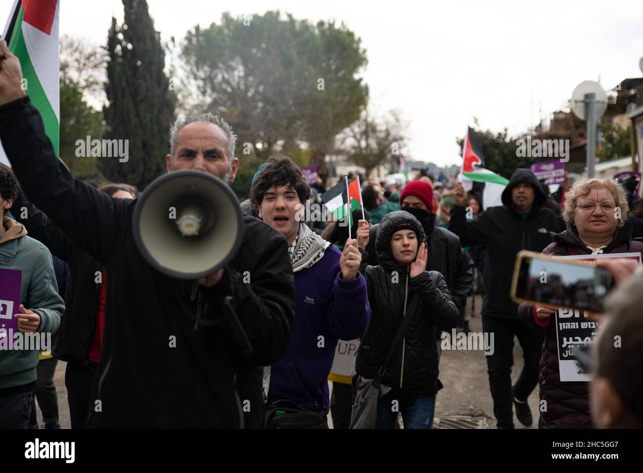 Jerusalem, Israel. 24th. Dezember 2021. Konfrontationen während der Solidaritätsproteste in Sheikh Jarrah, vor dem Haus der Familie Salem, das bald einer Räumung gegenübersteht. Wenige Minuten nachdem die Demonstranten auf der Straße vor dem Haus der Familie angekommen waren, hatten die Polizeikräfte den Protest für illegal erklärt. Wenige Minuten später kam es zu einer enormen Verwendung von Betäubungsgranaten und drei Aktivisten wurden verhaftet. Kredit: Matan Golan/Alamy Live Nachrichten Stockfoto