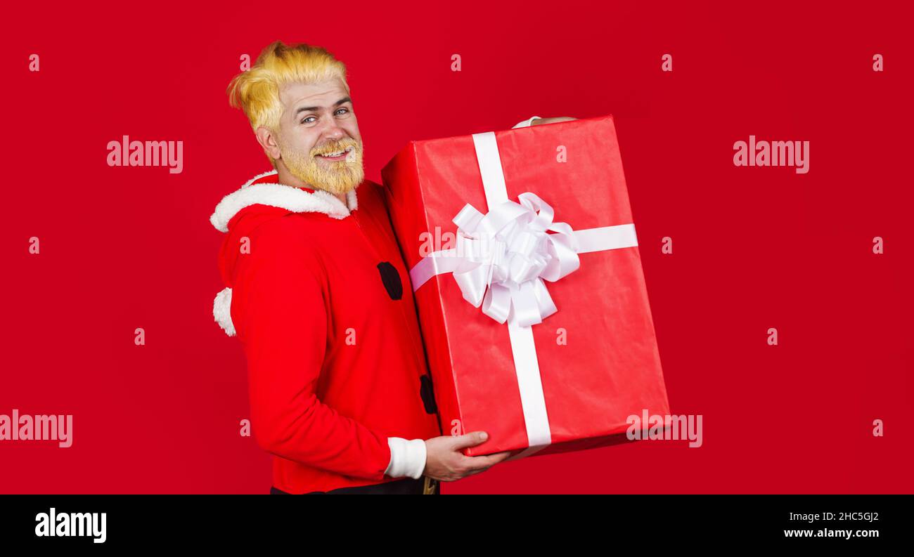 Lächelnder Weihnachtsmann mit großer Geschenkbox. Weihnachtsgeschenk. Frohes neues Jahr. Liefergeschenke. Weihnachtsmann Kostüm. Stockfoto