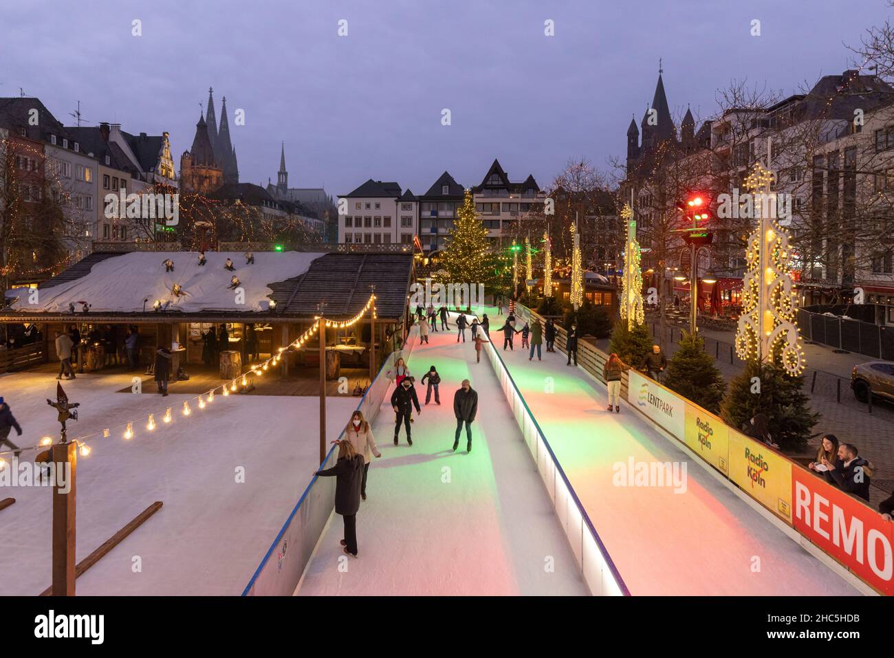 Menschen wandern auf den Kölner Weihnachtsmärkten Stockfoto