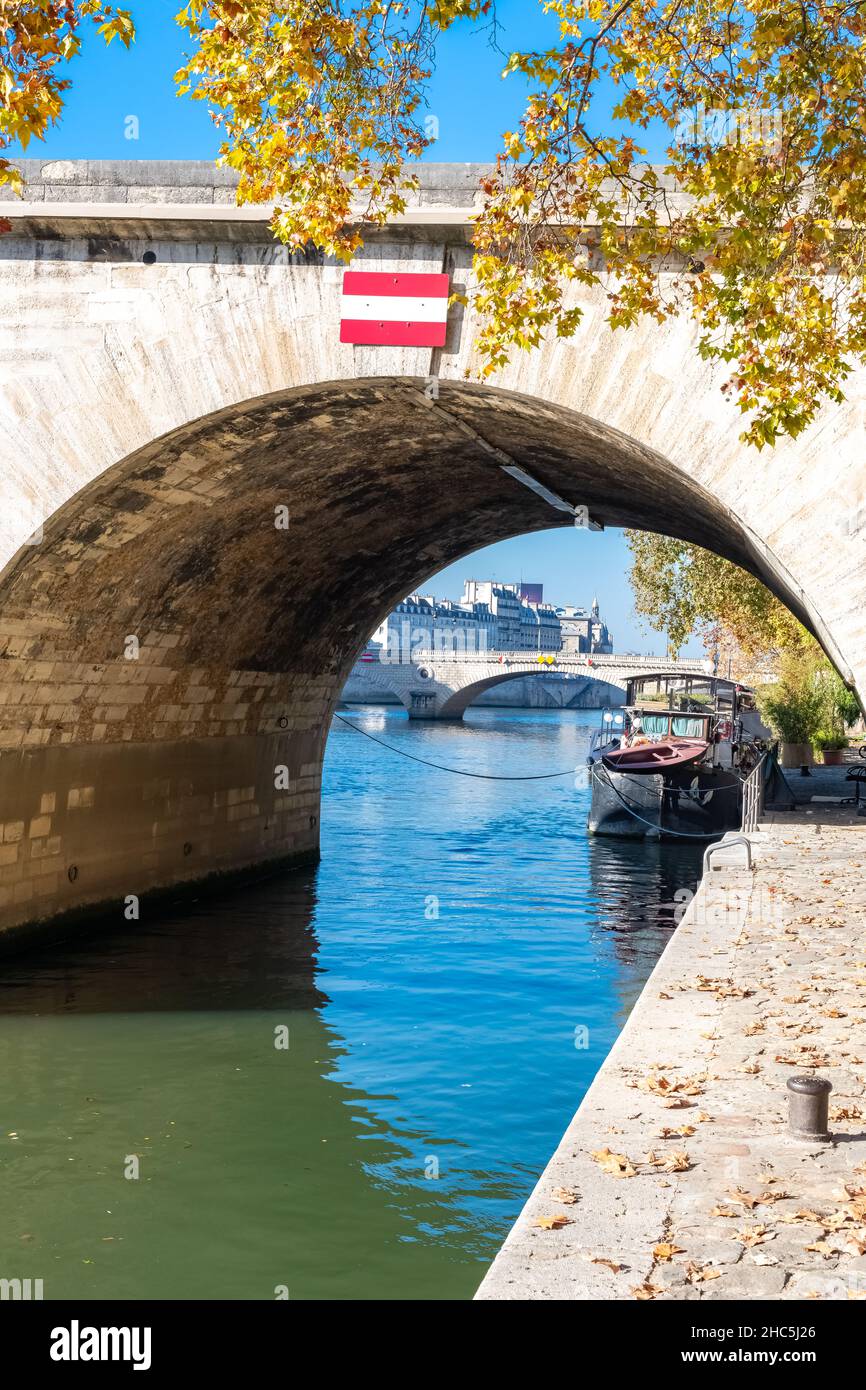 Paris, ile Saint-Louis, die pont Marie auf der seine, mit einem Hausboot Stockfoto