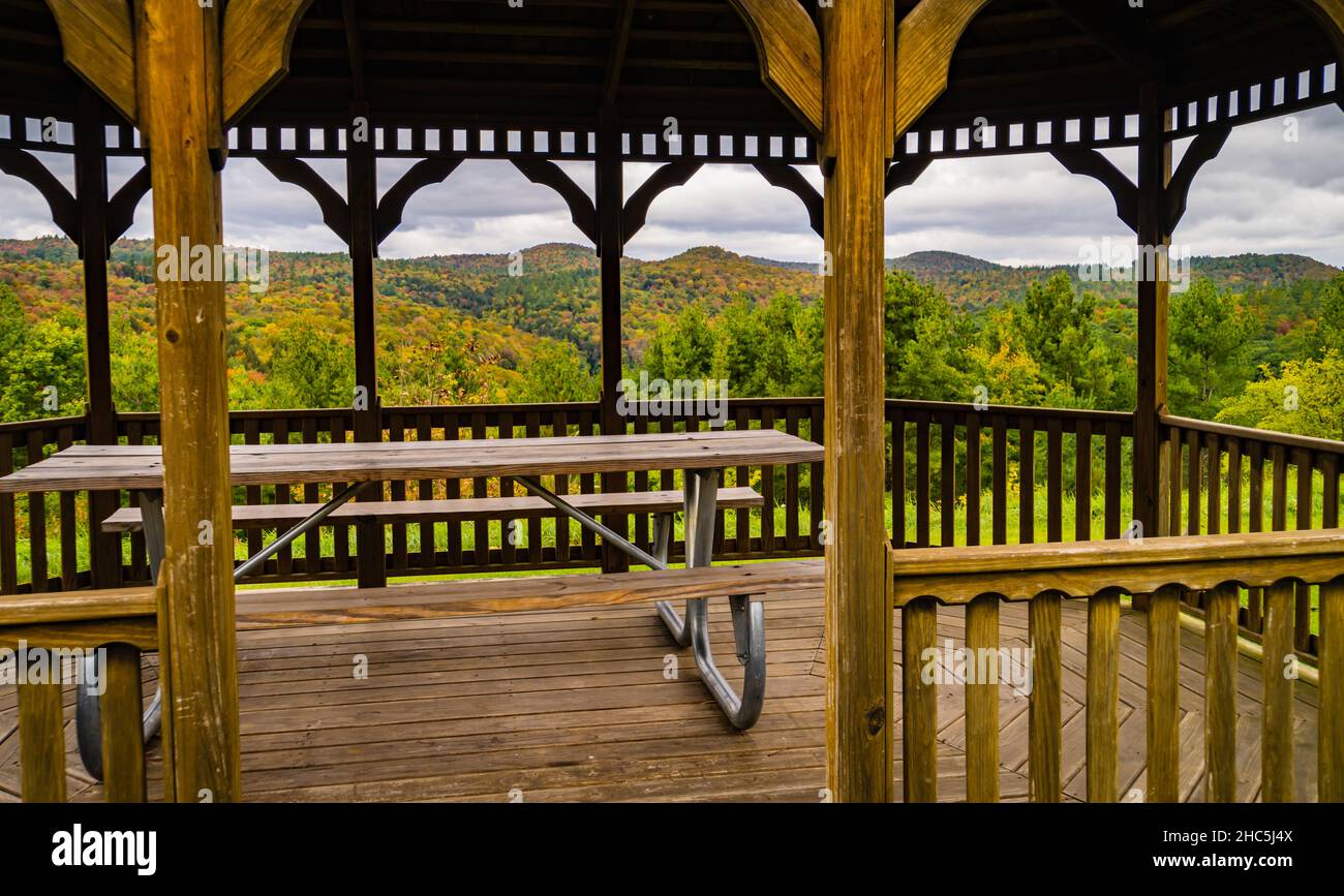 Blick durch einen Pavillon zeigt herbstliches Laub, das die Landschaft im Ball Mountain Vermont State Park beleuchtet Stockfoto
