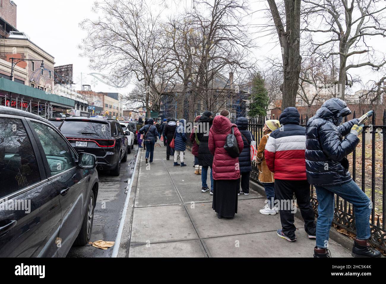 New York, USA. 24th Dez 2021. New York, Usa. 24th Dez 2021. New York, NY - 24. Dezember 2021: New Yorker kriechen um kostenlose COVID-19-Testkits, die nach Städten verteilt werden, angesichts der steigenden Positivität in den letzten Wochen an einer Ecke von Church Avenue und Flatbush Avenue (Foto von Lev Radin/Pacific Press) Quelle: Pacific Press Media Production Corp. Quelle: Pacific Press Media Production Corp./Alamy Live News Stockfoto