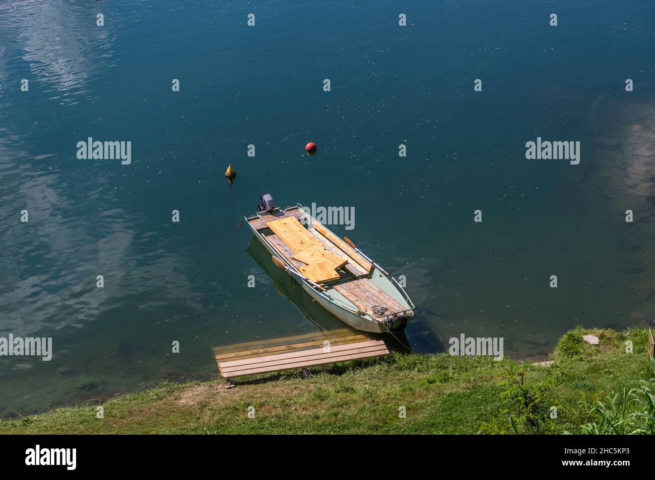 Nahaufnahme eines alten Holzbootes, das an das kleine Dock gebunden ist Stockfoto