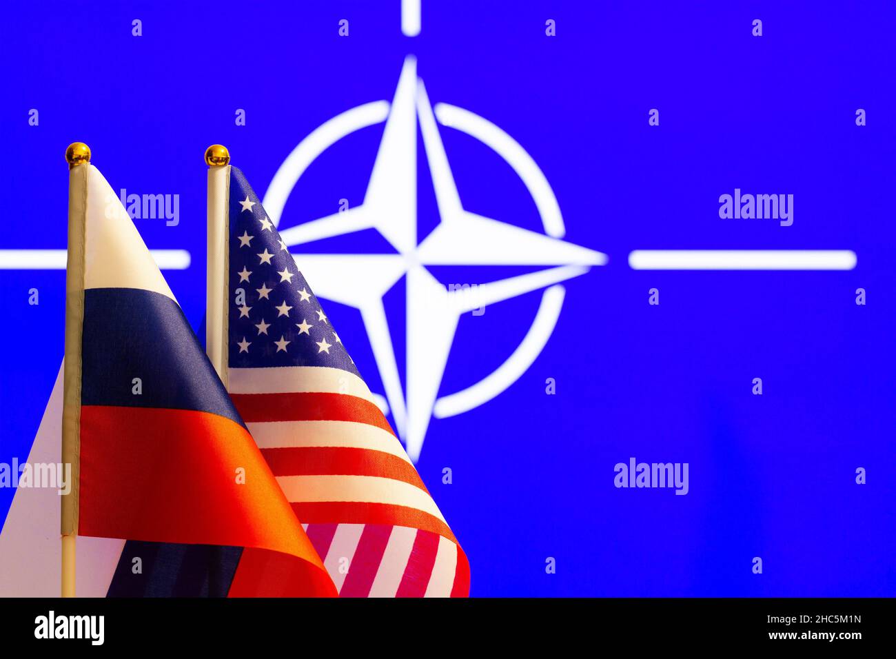 Die US-Flagge, die russische Flagge und die NATO-Flagge mit Platz für Text. Flagge der USA, Flagge Russlands. Die Vereinigten Staaten von Amerika und die Russen Stockfoto