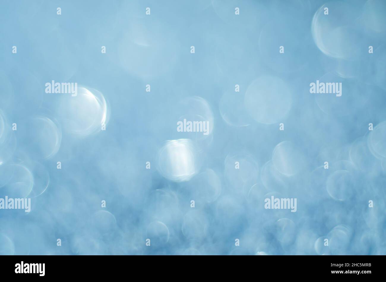 Abstrakter Hintergrund mit unfokussierten weichen blauen Bokeh. Unschärfes Bild. Stockfoto
