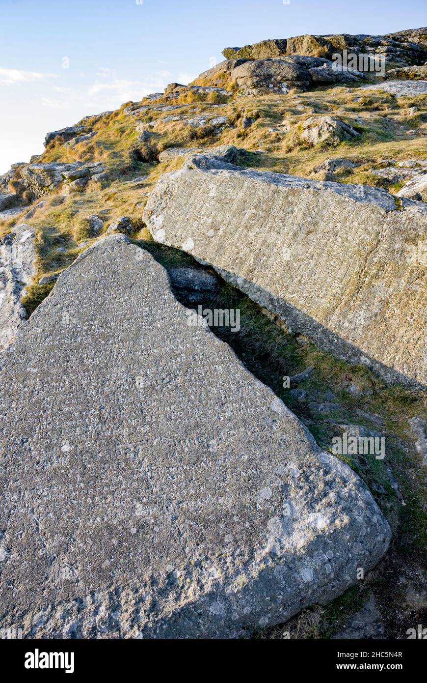 Großbritannien, England, Devonshire, Dartmoor, Buckland Beacon. Die Geboten Steine, in Granit mit christlichem Text geschnitzt - die zehn Gebote. Stockfoto