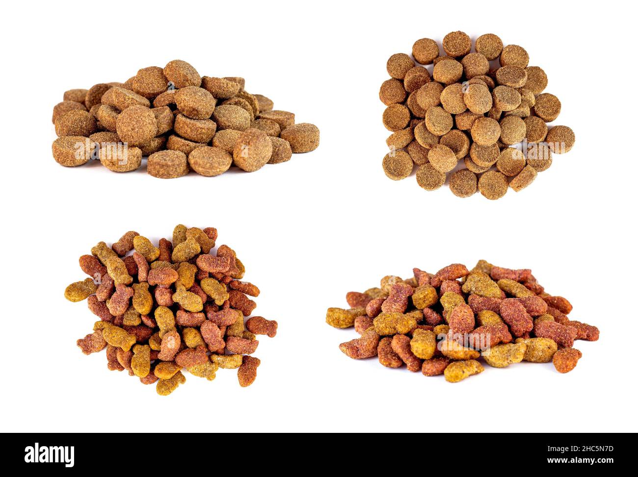 Draufsicht auf braune knusprige organische Kibble-Stücke für Katzen- und Hundefutterhaufen, isoliert auf weißem Hintergrund. Gesundes trockenes Tierfutter. Stockfoto