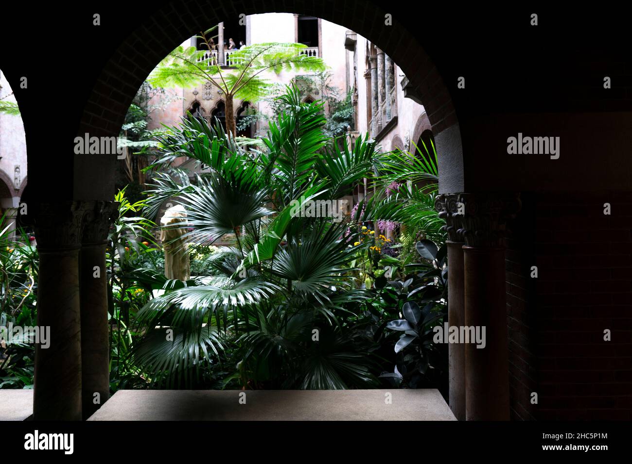 Boston, USA - 22. Oktober 2021: Blick auf den Innenhof des Isabella Stewart Gardner Museums in Boston. Es hat eine Sammlung von Gemälden, Skulpturen, Tapestr Stockfoto