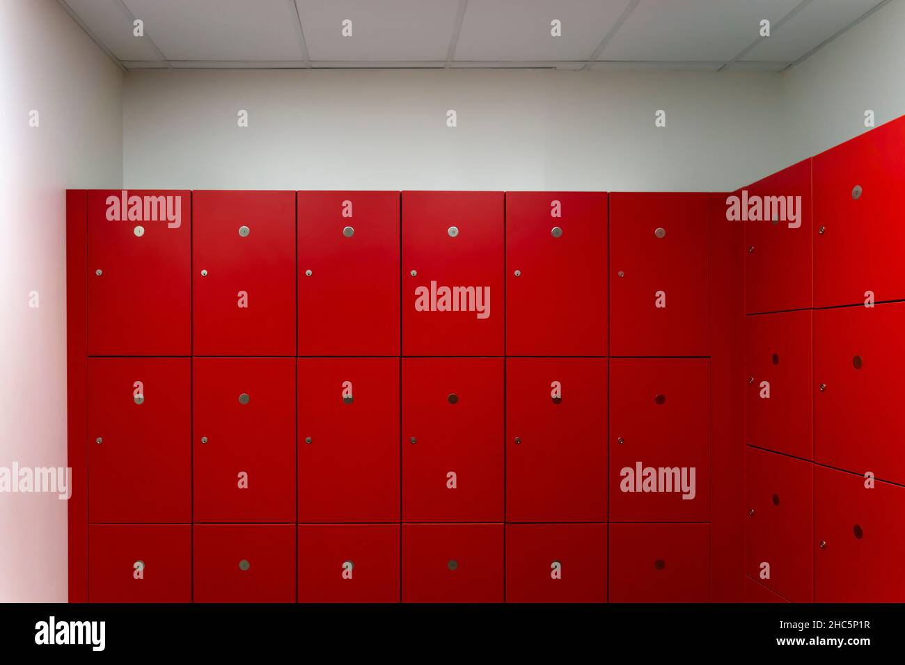 Deponieren Sie rote Schließfächer oder Schließfächer im Fitnessstudio oder Postraum Stockfoto