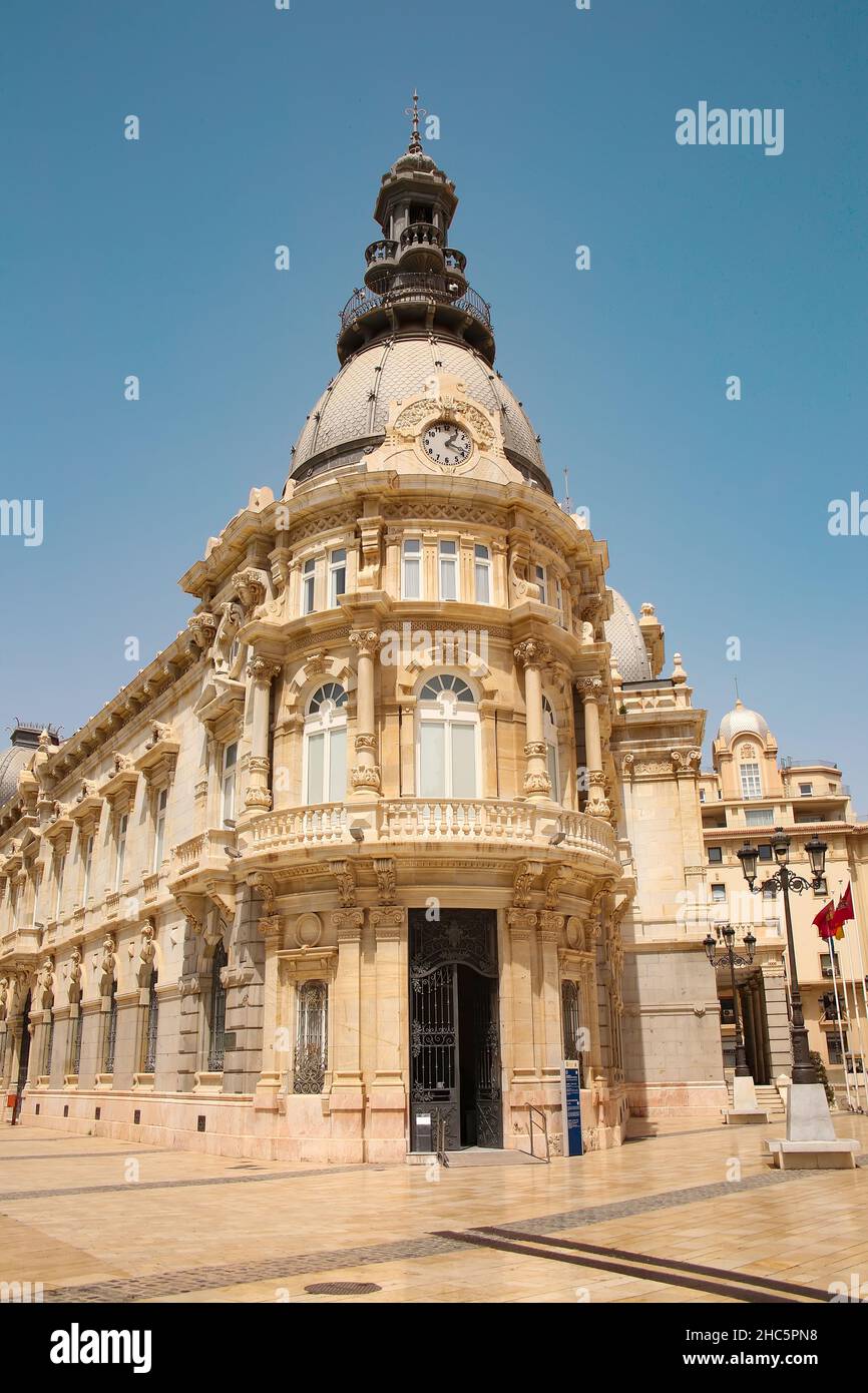 Rathaus von Cartagena. Das wunderschöne modernistische Gebäude ist eines der Wahrzeichen der Stadt. Fertiggestellt 1907, Cartagena, Murcia, Spanien. Stockfoto