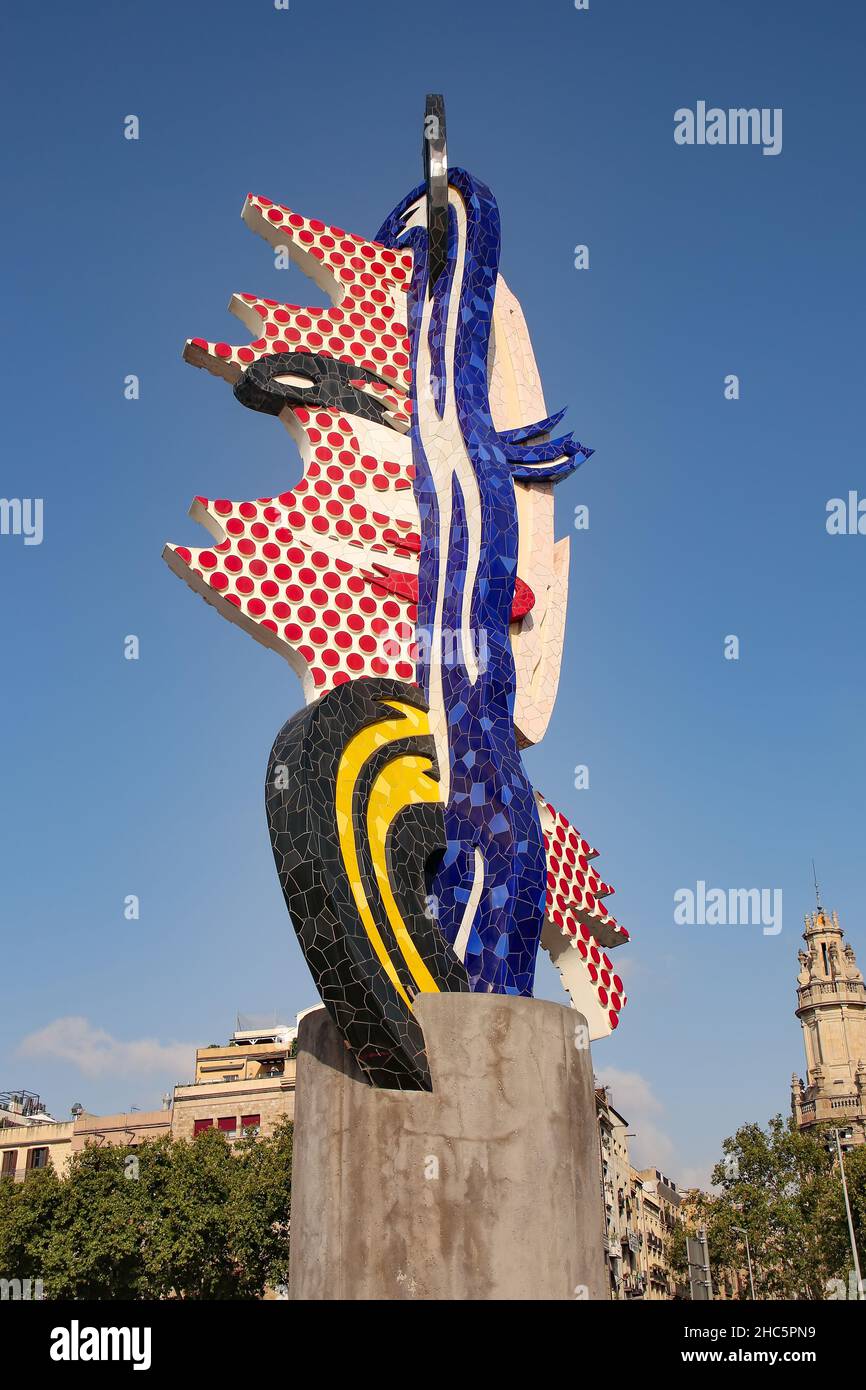 El Cap de Barcelona oder der Chef von Barcelona. Surrealistische Skulptur, die ein Gesicht in kräftigen Farben darstellt. Von dem amerikanischen Pop-Künstler Roy Lichtenstein. Stockfoto