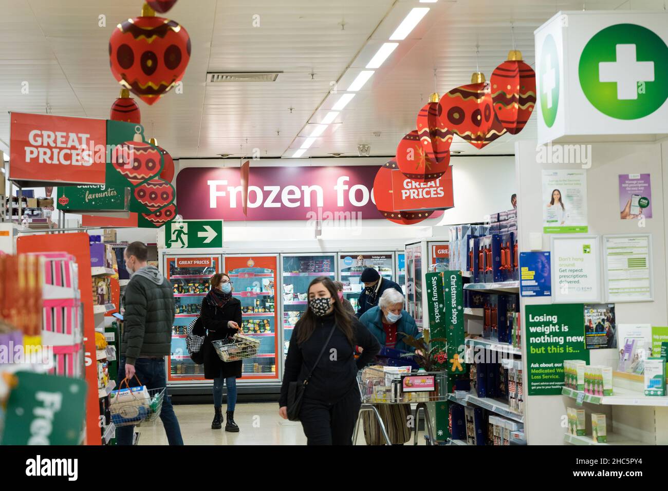 Weihnachtskäufer, die Gesichtsmasken tragen, um zu verhindern, dass sich die omicron-Variante des Coronavirus in der Zeit der Weihnachtszeit im Winter mont ausbreitet Stockfoto
