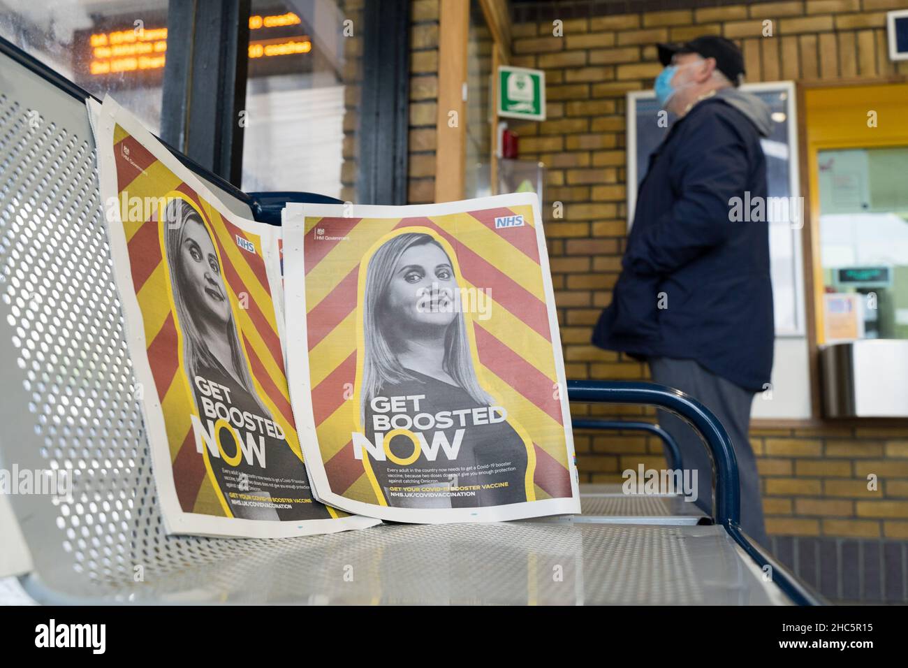 Zwei Titelseiten derselben Zeitung zeigen eine Werbung, die jetzt verstärkt wird, um den Anstieg der Omicron-Zahl in der Weihnachtszeit in den Wintermonaten zu bekämpfen England Großbritannien Stockfoto