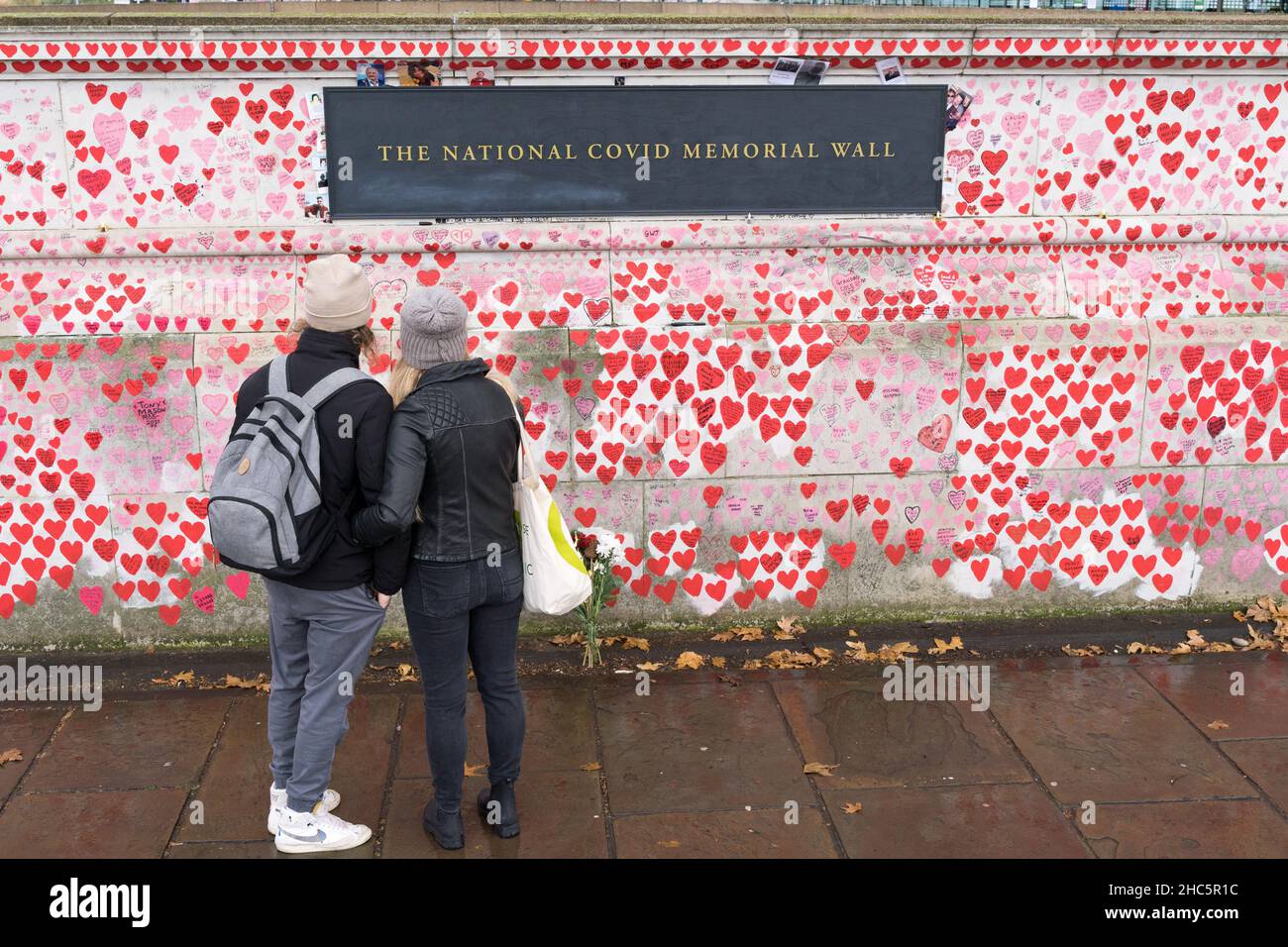 Die Nationale COVID-Gedenkmauer am Südufer neben dem St. Thomas' Krankenhaus, eine Coronavirus-Gedenkmauer, an der jede rote Herzzeichnung ein darstellt Stockfoto