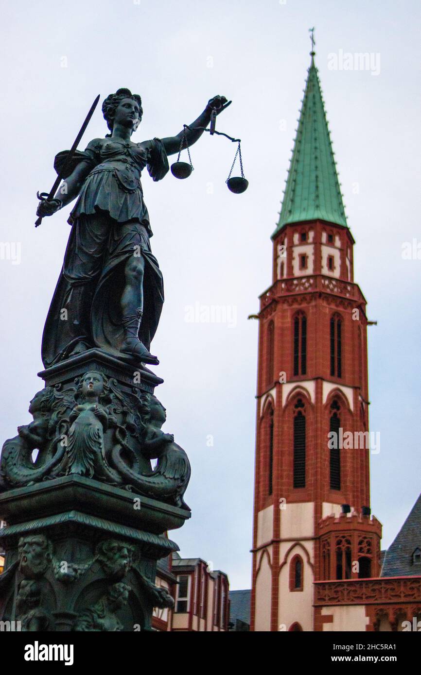 Vertikale Aufnahme der Lady Justice Skulptur in Romerberg, Frankfurt, deutsch Stockfoto