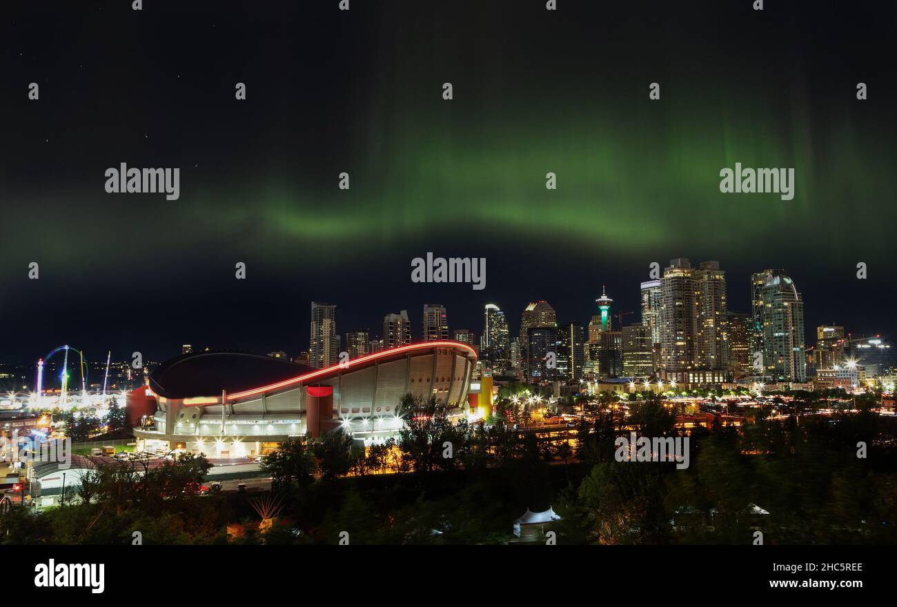 Panorama der wunderschönen Aurora Borealis oder Nordlichter, die über dem Nachthimmel der Innenstadt von Calgary, Alberta, Kanada tanzen. Stockfoto