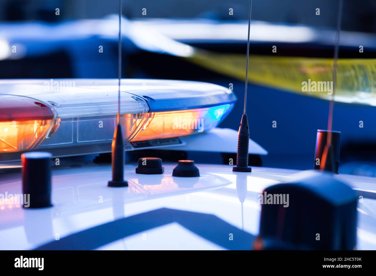 Eine Polizeieinheit reagiert auf den Ort eines Notfalls. Stockfoto