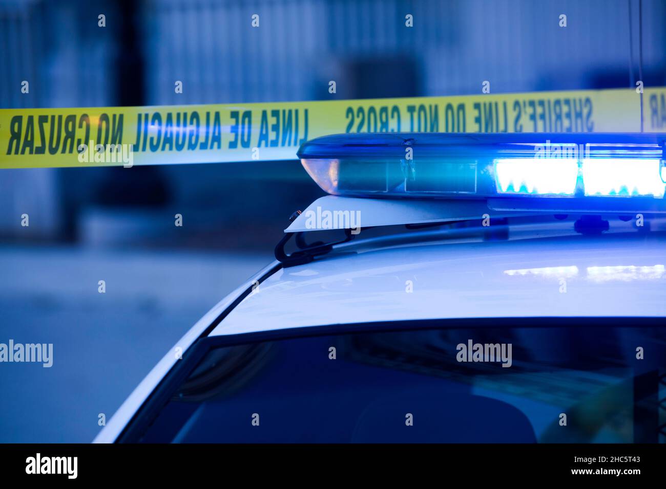 Eine Polizeieinheit reagiert auf den Ort eines Notfalls. Stockfoto