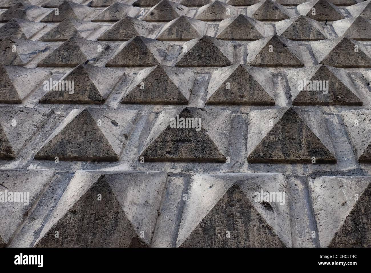 Nahaufnahme von ausgedehnten Steindreiecken an einer Betonwand am Nuovo-Platz Italien Stockfoto