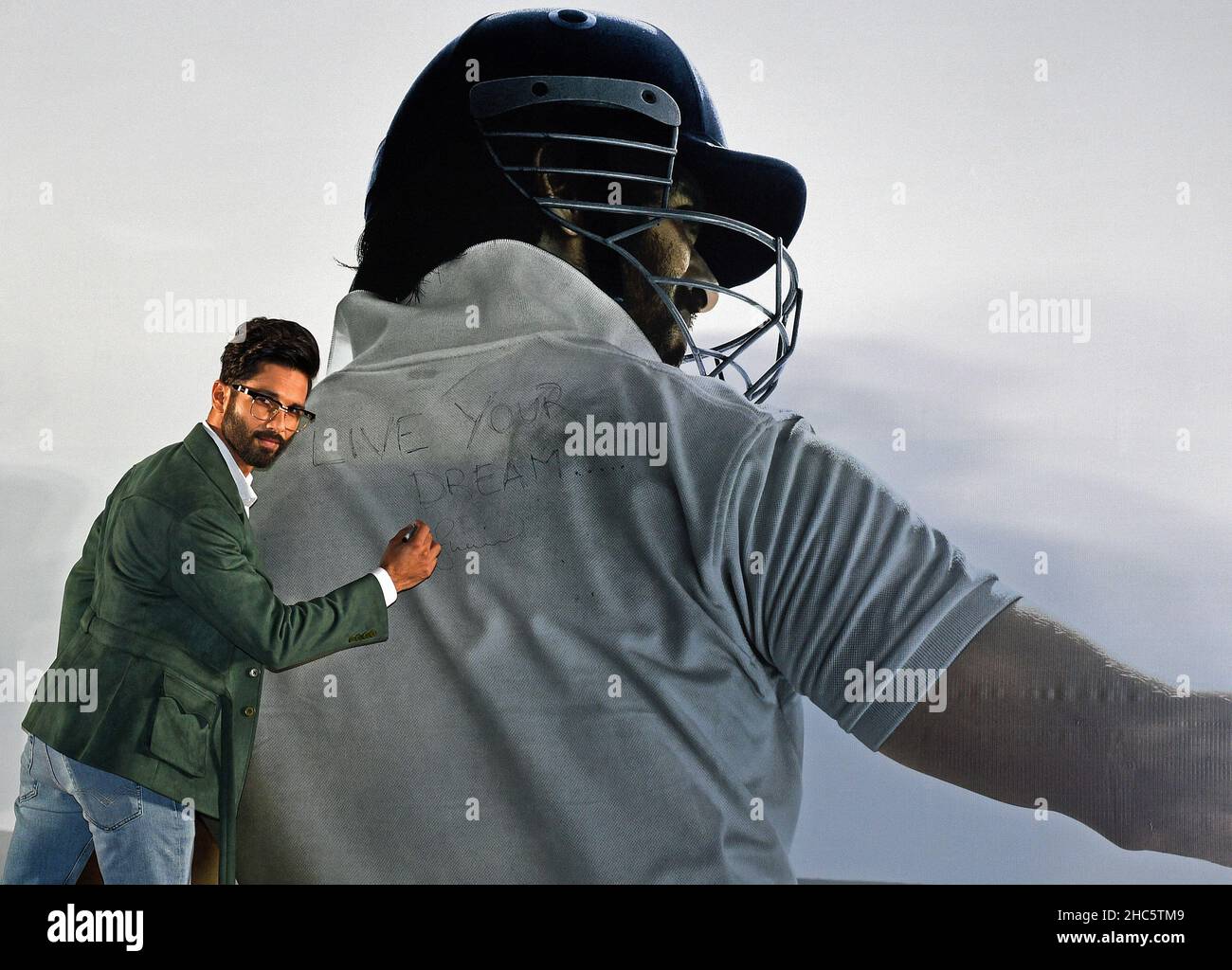 Mumbai, Indien. 24th Dez 2021. Der Bollywood-Schauspieler Shahid Kapoor wurde während einer Veranstaltung zur Vorstellung seines kommenden Films „Jersey“ gesehen. Kredit: SOPA Images Limited/Alamy Live Nachrichten Stockfoto