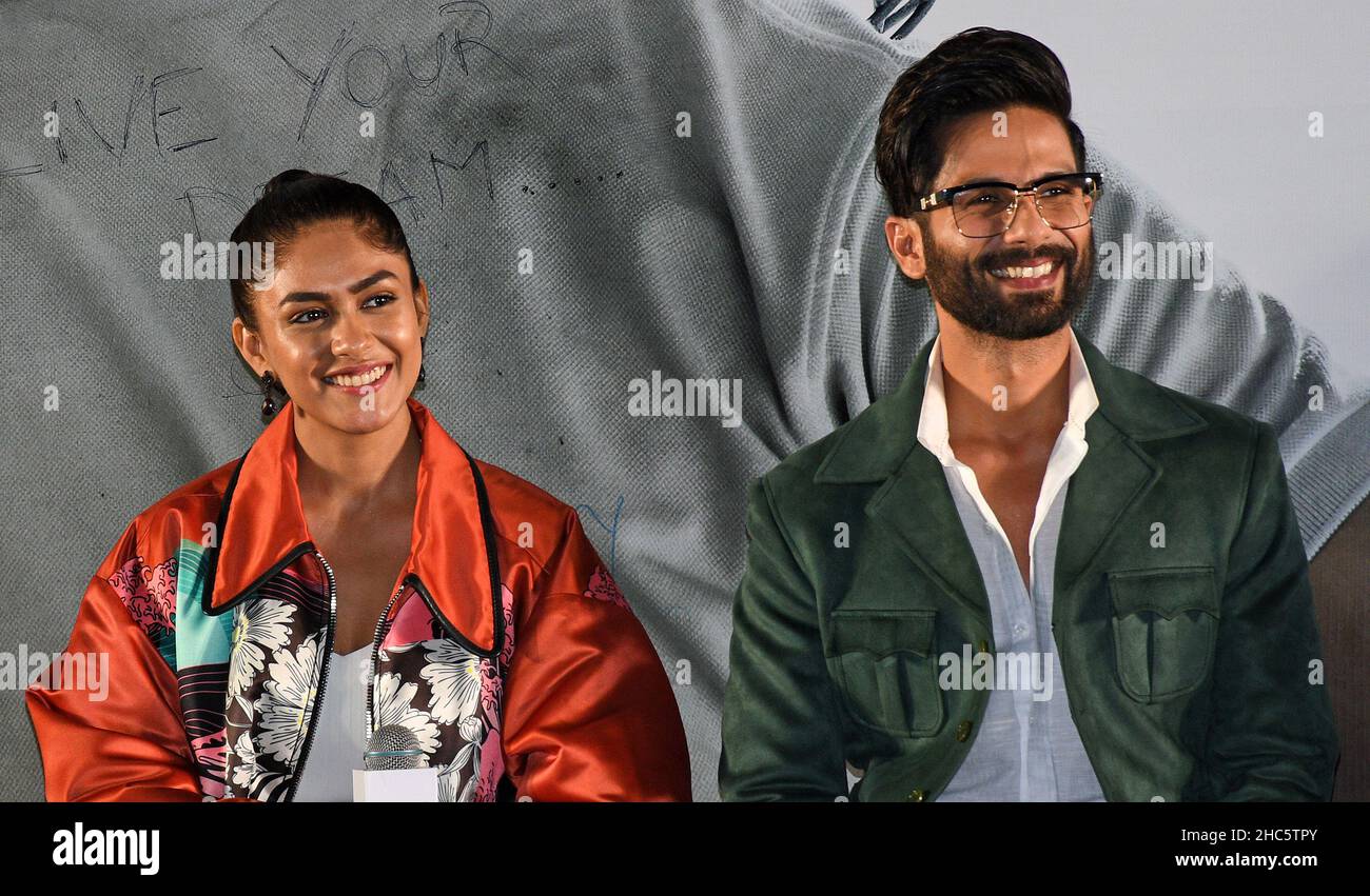 Mumbai, Indien. 24th Dez 2021. Der Bollywood-Schauspieler und die Schauspielerin Shahid Kapoor und Mrunal Thakur wurden während einer Veranstaltung zur Vorstellung ihres kommenden Films „Jersey“ gesehen. (Foto von Ashish Vaishnav/SOPA Images/Sipa USA) Quelle: SIPA USA/Alamy Live News Stockfoto