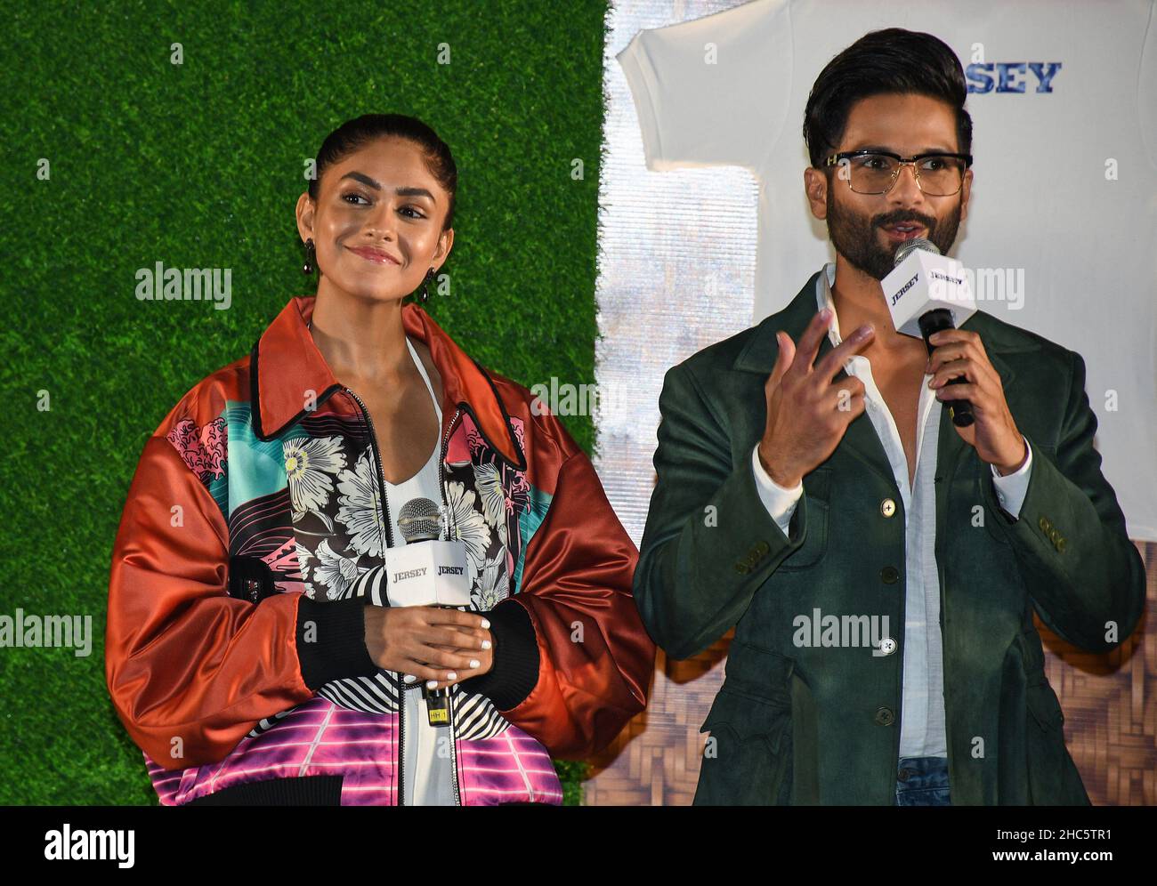 Mumbai, Indien. 24th Dez 2021. Der Bollywood-Schauspieler und die Schauspielerin Shahid Kapoor und Mrunal Thakur wurden während einer Veranstaltung zur Vorstellung ihres kommenden Films „Jersey“ gesehen. (Foto von Ashish Vaishnav/SOPA Images/Sipa USA) Quelle: SIPA USA/Alamy Live News Stockfoto