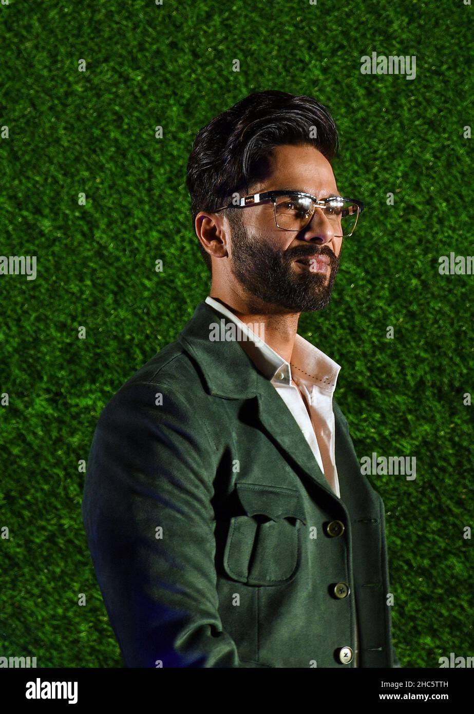 Mumbai, Indien. 24th Dez 2021. Der Bollywood-Schauspieler Shahid Kapoor wurde während einer Veranstaltung zur Vorstellung seines kommenden Films „Jersey“ gesehen. (Foto von Ashish Vaishnav/SOPA Images/Sipa USA) Quelle: SIPA USA/Alamy Live News Stockfoto