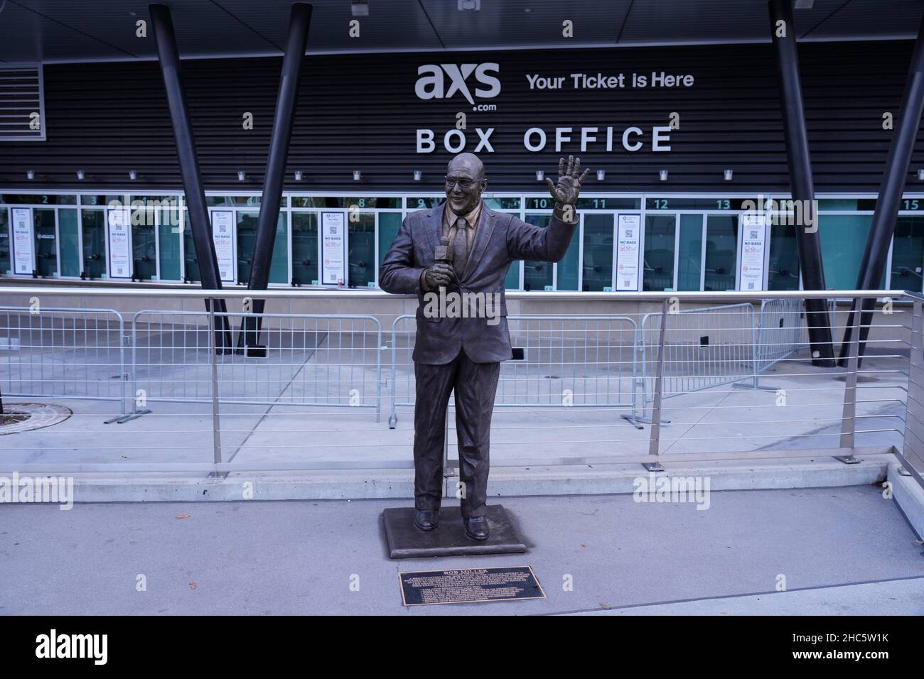 Eine Statue des ehemaligen Fernsehsenders Bob Miller der Los Angeles Kings im Star Plaza in der Crypto.com Arena, Freitag, 24. Dezember 2021, in Los Angeles. Stockfoto