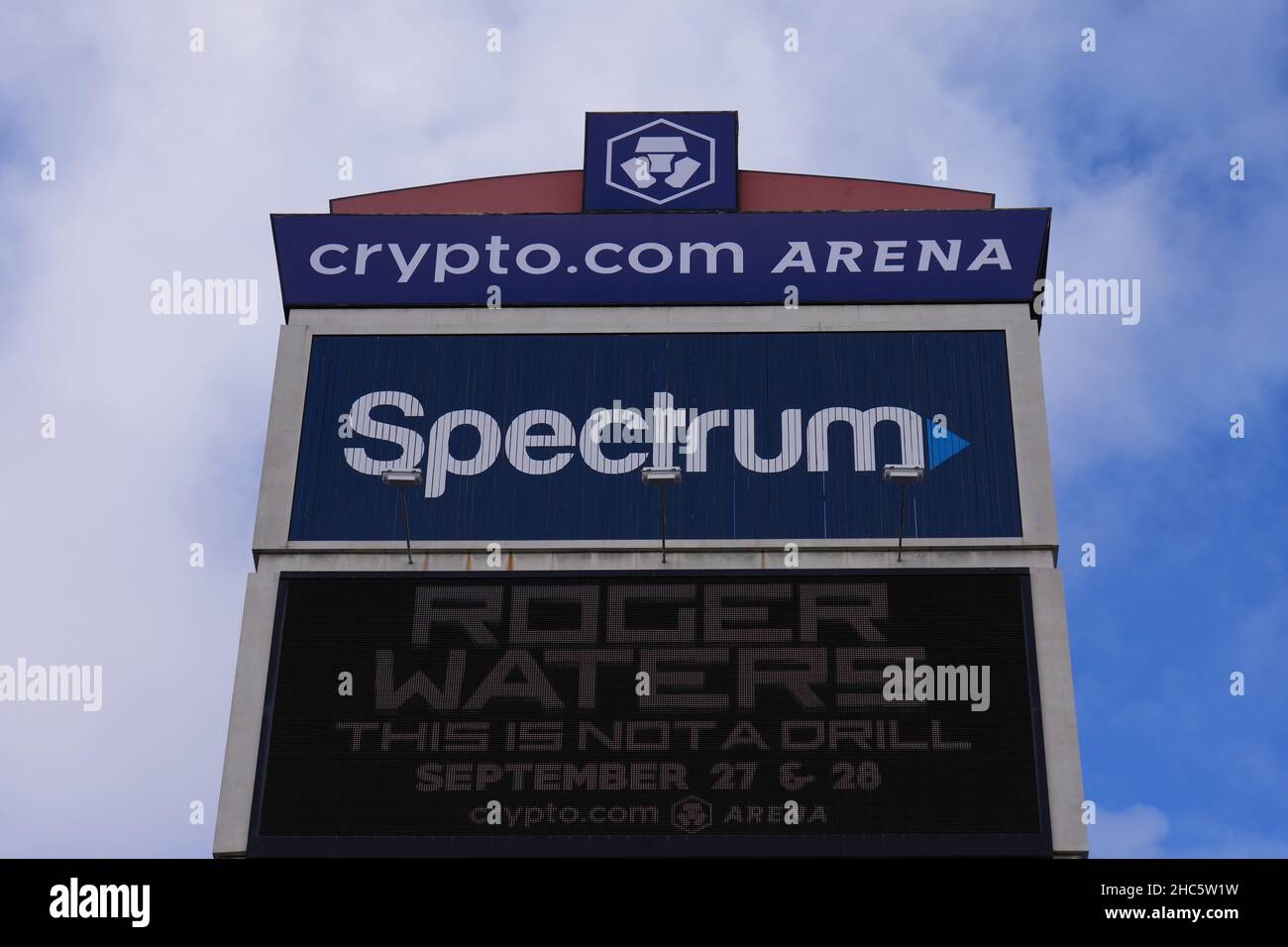 Crypto.com Arena-Schilder sind am Staples Center Markierungsschild am Freitag, den 24. Dezember 2021, in Los Angeles zu sehen. Am 25. Dezember 2021 wird die Arena offiziell in Cryto.com Arena umbenannt. Stockfoto