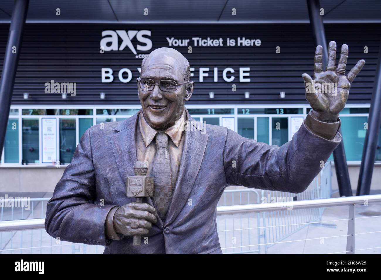 Eine Statue des ehemaligen Fernsehsenders Bob Miller der Los Angeles Kings im Star Plaza in der Crypto.com Arena, Freitag, 24. Dezember 2021, in Los Angeles. Stockfoto