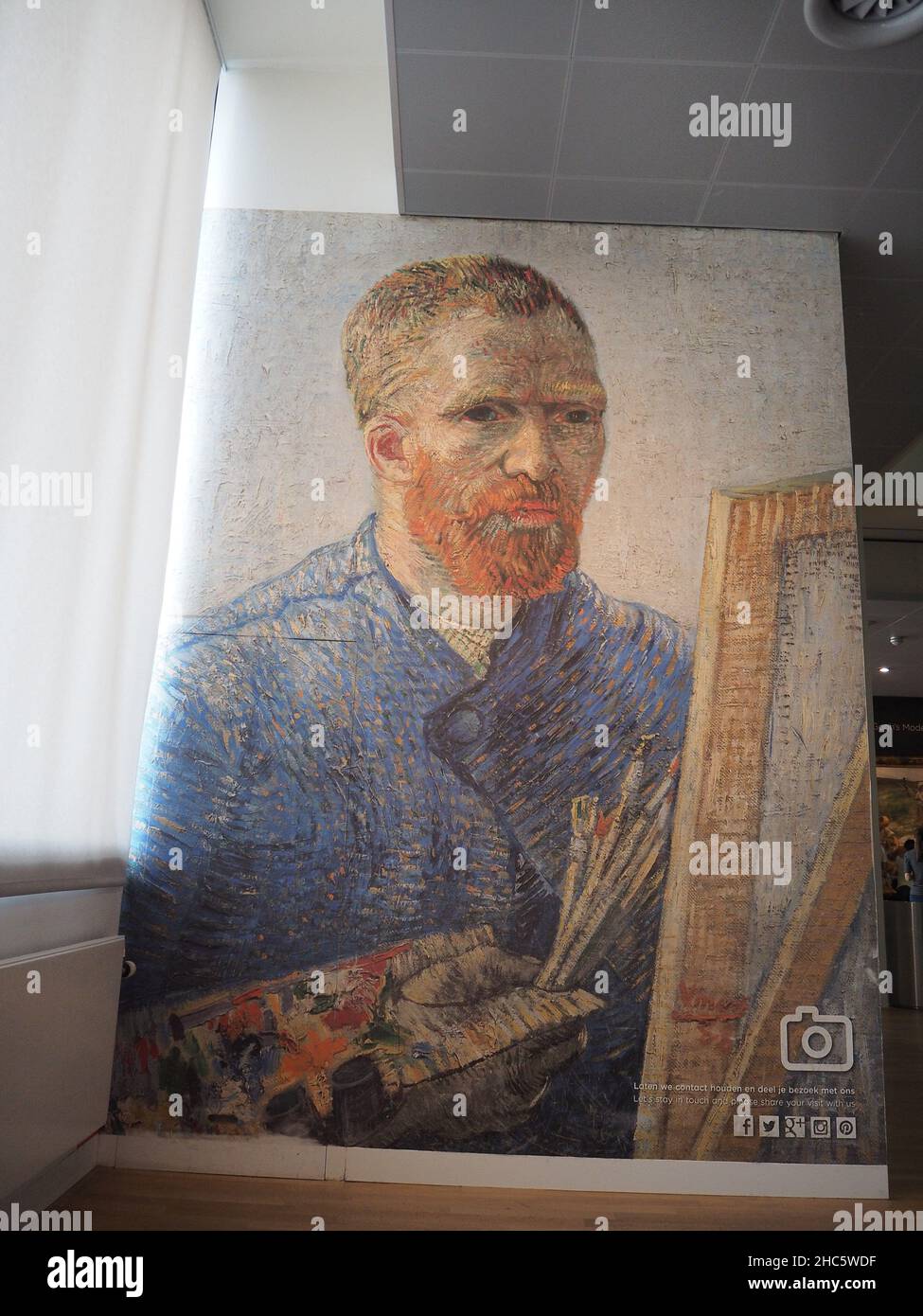 Vertikale Aufnahme des Selbstportraits 0f Van Gogh im Museum in Amsterdam Stockfoto