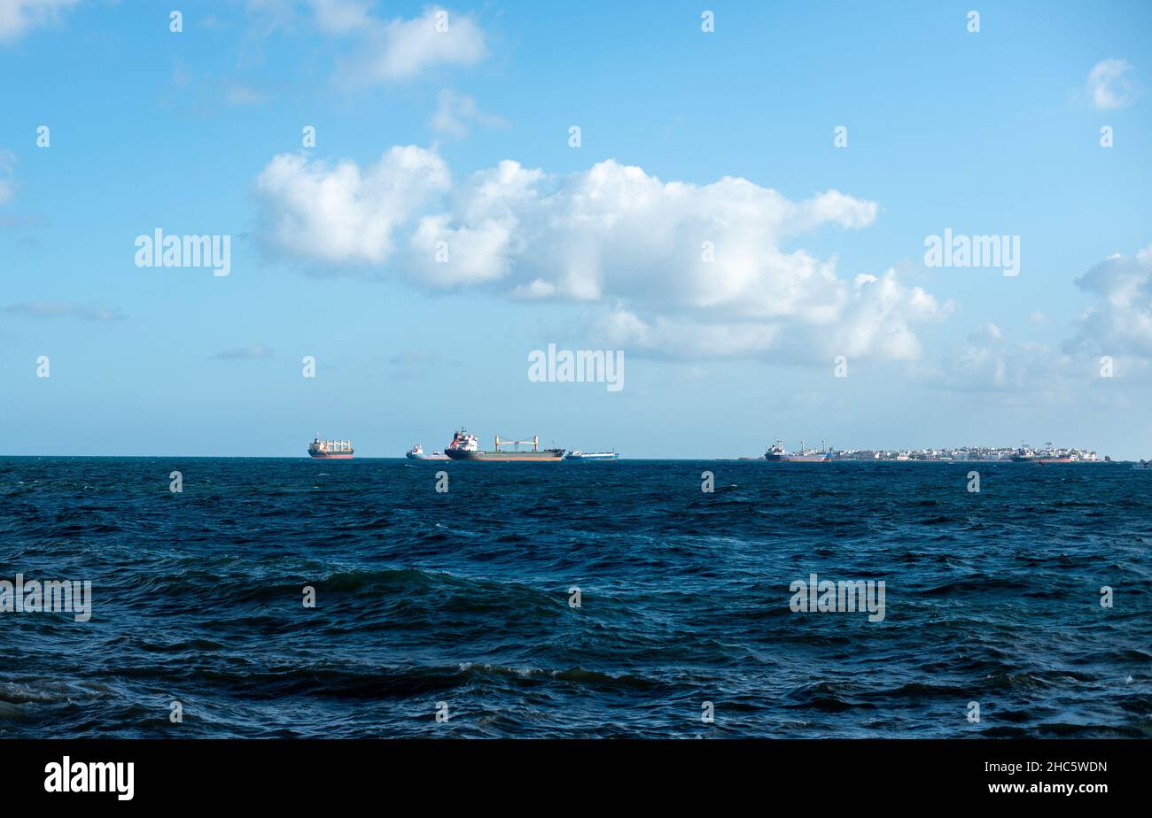 Heller Sommermorgen an einem Meer in Tartous, Syrien mit Schiffen, die im Wasser schwimmen Stockfoto