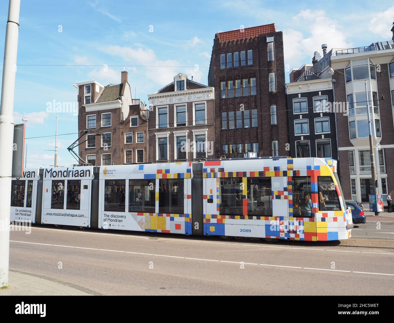 Blick auf eine farbenfrohe Straßenbahn, die die Straßen von Amsterdam überquert Stockfoto