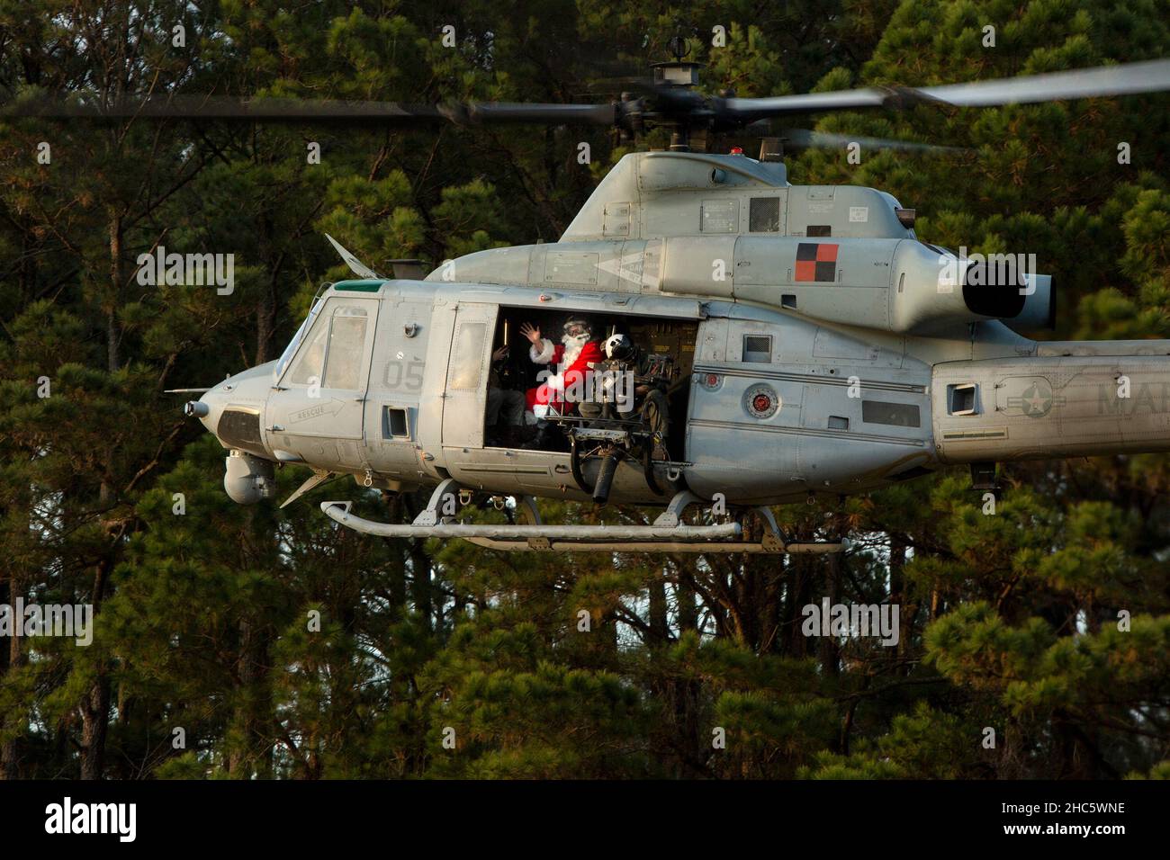 MCAS New River, North Carolina, USA. 16th Dez 2021. Ein UH-1Y Huey, der Marine Light Attack Helicopter Squadron 167 (HMLA-167) zugewiesen wurde, transportiert den Weihnachtsmann zur Marine Corps Air Station New River, North Carolina, 16. Dezember 2021. Marines mit HMLA-167 feierten die Weihnachtszeit mit einer Party, um den Zusammenhalt der Einheit zu entwickeln und Kameradschaft aufzubauen. Quelle: U.S. Marines/ZUMA Press Wire Service/ZUMAPRESS.com/Alamy Live News Stockfoto