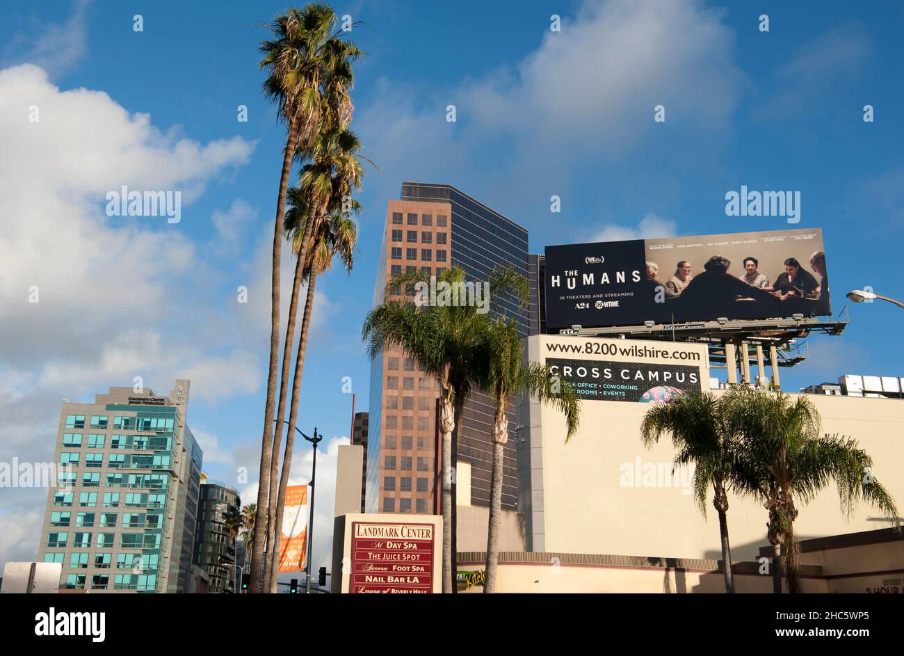 Wilshire Boulevard im Zentrum von Los Angeles mit Gebäuden und einer Plakatwand für einen Showtime-Film The Humans. Stockfoto