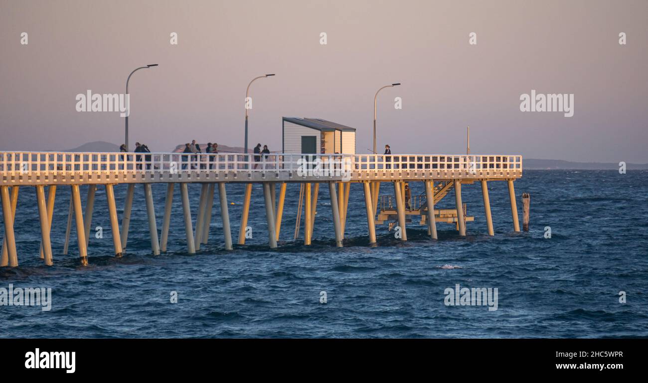 Angeln bei Sonnenuntergang am Tanker Jetty in Esperance Western Australia Stockfoto