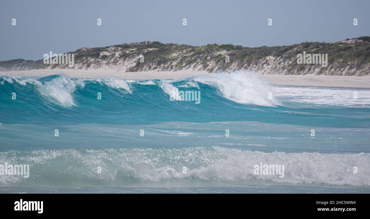 Wellen am Wylie Bay Rock Beach Esperence Stockfoto