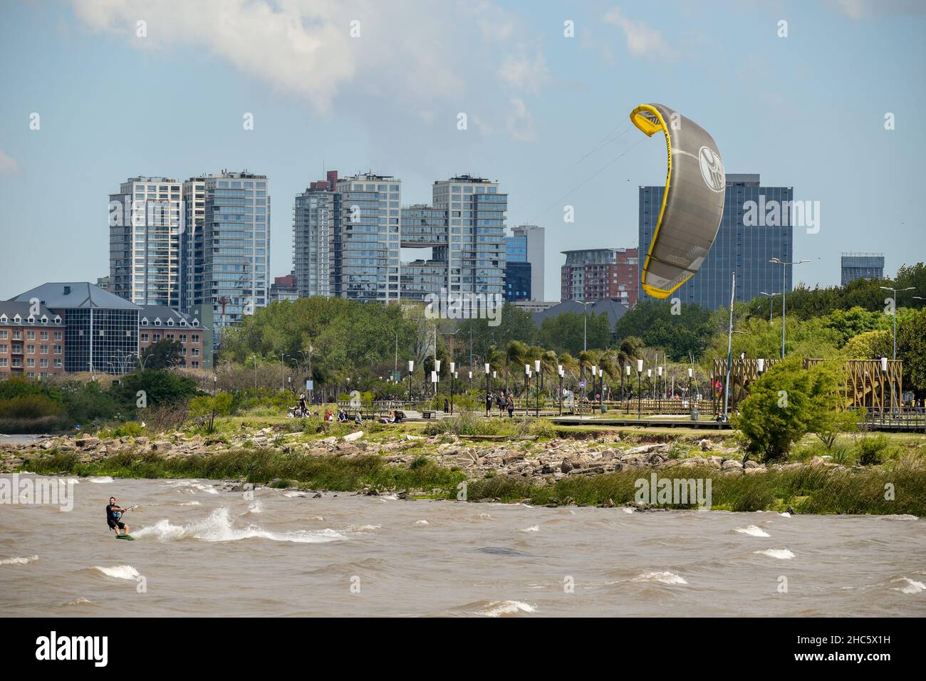 Buenos Aires, Argentinien - 18. oktober 2021: Kitesurfer am Rio de la Plata Fluss am paseo de la costa in Vicente Lopez, Buenos Aires, mit Cabrinh Stockfoto