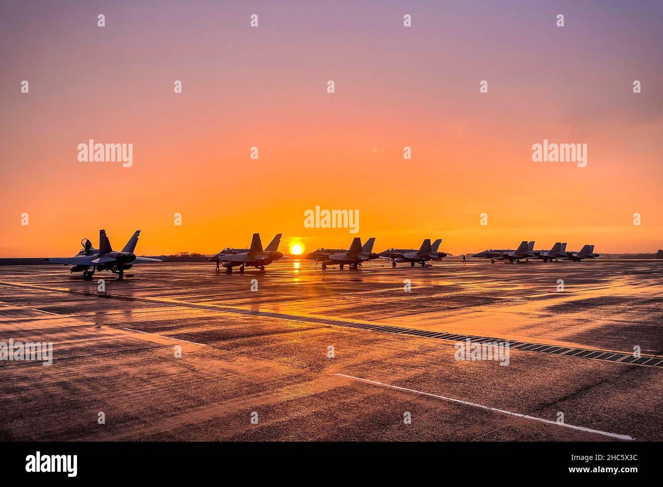 Obitama, Ibaraki, Japan. 14th Dez 2021. Die F/A-18-Hornet-Flugzeuge des U.S. Marine Corps werden am 14. Dezember 2021 auf dem Luftwaffenstützpunkt Hyakuri, Japan, geparkt. Marine Wing Communications Squadron 18, Marine Fighter Attack Squadron 112, Marine Wing Support Squadron 171 und Marine Aviation Logistics Squadron 12 arbeiten auf dem Luftwaffenstützpunkt Hyakuri im Rahmen des Aviation Training Relocation-Programms zur Stärkung der US-japanischen Allianz. Kredit: U.S. Army/ZUMA Press Wire Service/ZUMAPRESS.com/Alamy Live Nachrichten Stockfoto