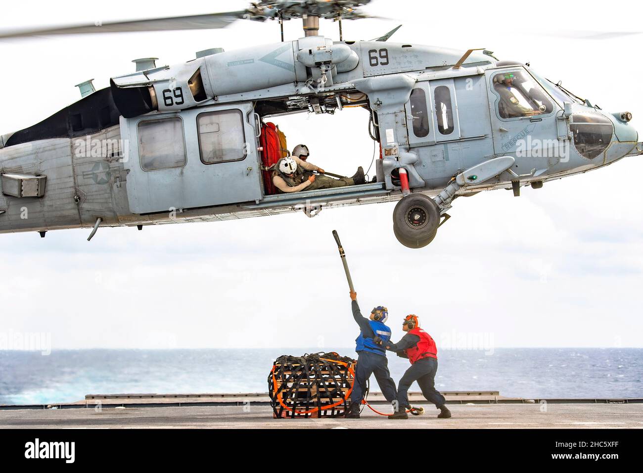 Usa. 12th Dez 2021. Ein Hubschrauber MH-60s Sea Hawk, der an den Blackjacks des Helicopter Sea Combat Squadron (HSC) 21 befestigt ist, nimmt an einer vertikalen Nachschubübung mit Seeleuten an Bord des Littoral Combat Ship USS Charleston (LCS 18) mit Independence-Variant Teil. Charleston, Teil von Destroyer Squadron (DESRON) 7, ist im Einsatzgebiet der US-Flotte von 7th im Rotationseinsatz, um die Interoperabilität mit Partnern zu verbessern und als reaktionsfähige Einheit zur Unterstützung einer freien und offenen Region im Indo-Pazifik-Raum zu dienen (Bildnachweis: © U.S. Navy/ZUMA Press Wire Service/ZhumaPRES Stockfoto