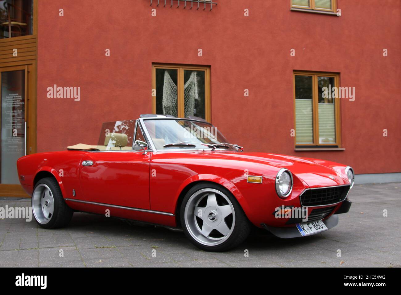 Blick auf die Fiat 124 Spider Roadster Cabrio- Tuning Classic Rallye in Deutschland Stockfoto