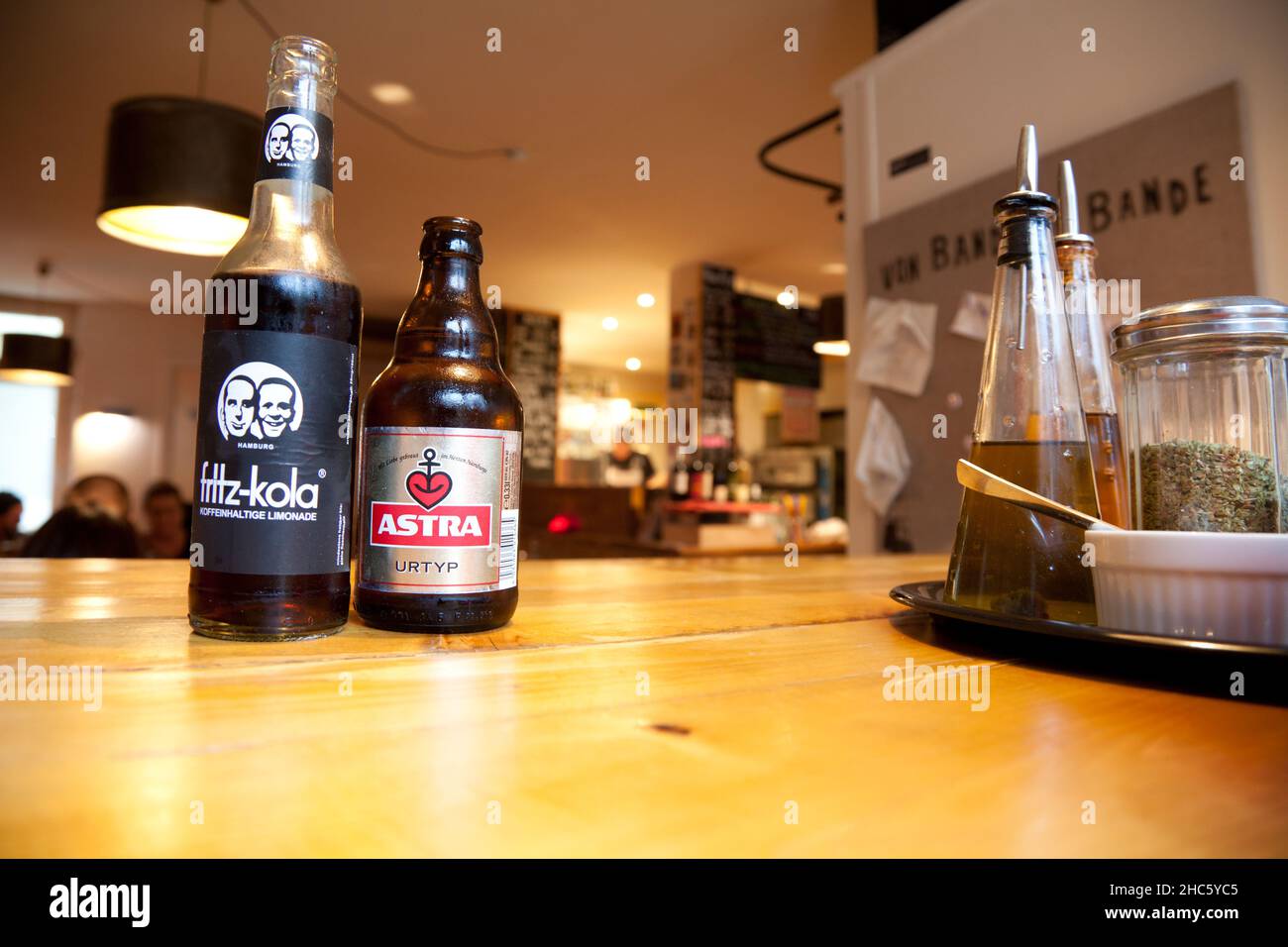 Blick auf die Limonade Fritz-Kola und das Bier Fritz Astra Helles auf dem  Holztisch in Hamburg Stockfotografie - Alamy