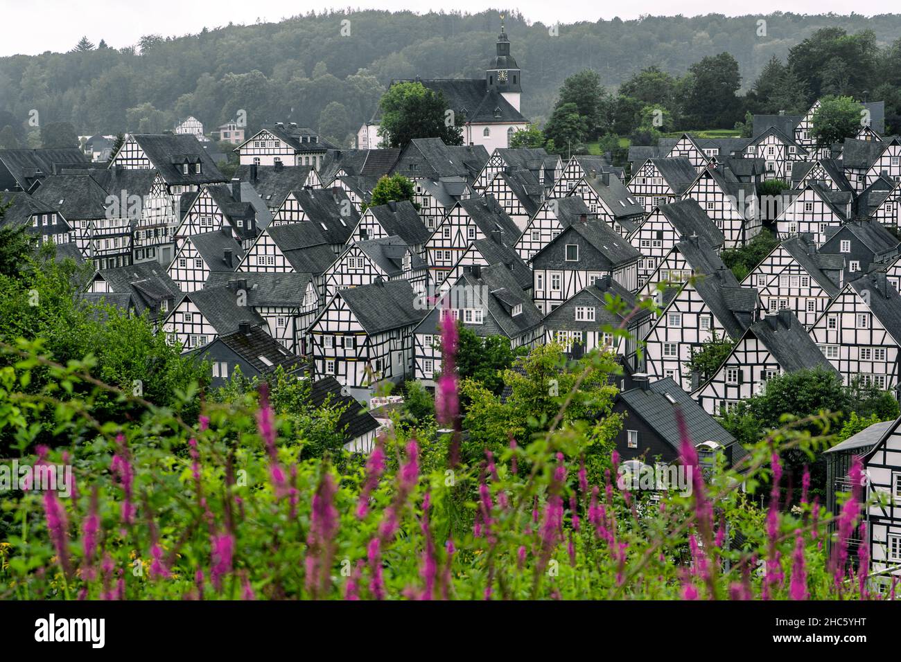 Schöne Aufnahme von schwarz-weißen Häusern in Freudenberg, Deutschland Stockfoto