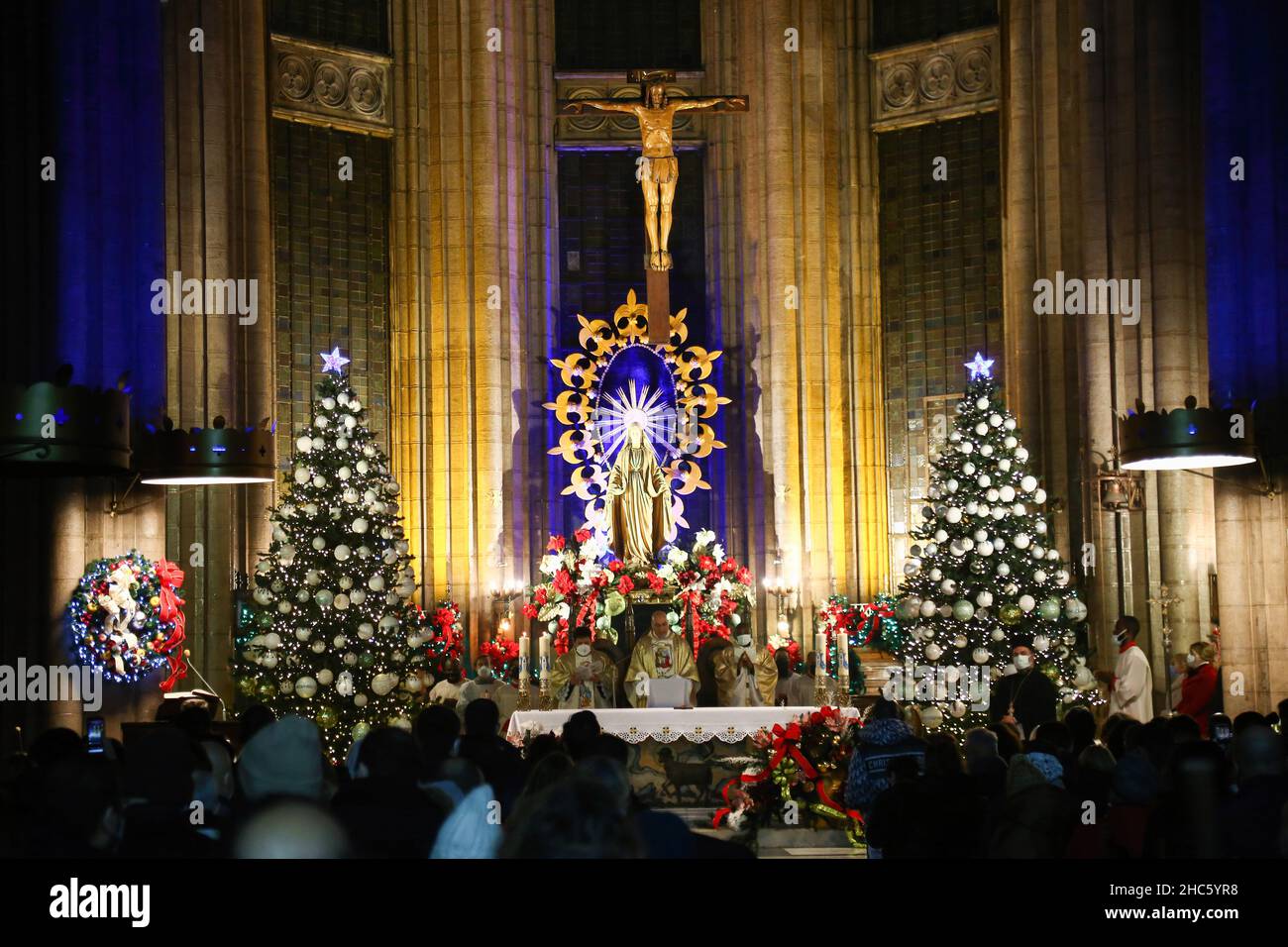 Istanbul, Türkei. 24th Dez 2021. Gläubige besuchen die Heiligabend-Messe in der Kirche Saint-Antuan. (Foto von Hakan Akgun/SOPA Images/Sipa USA) Quelle: SIPA USA/Alamy Live News Stockfoto